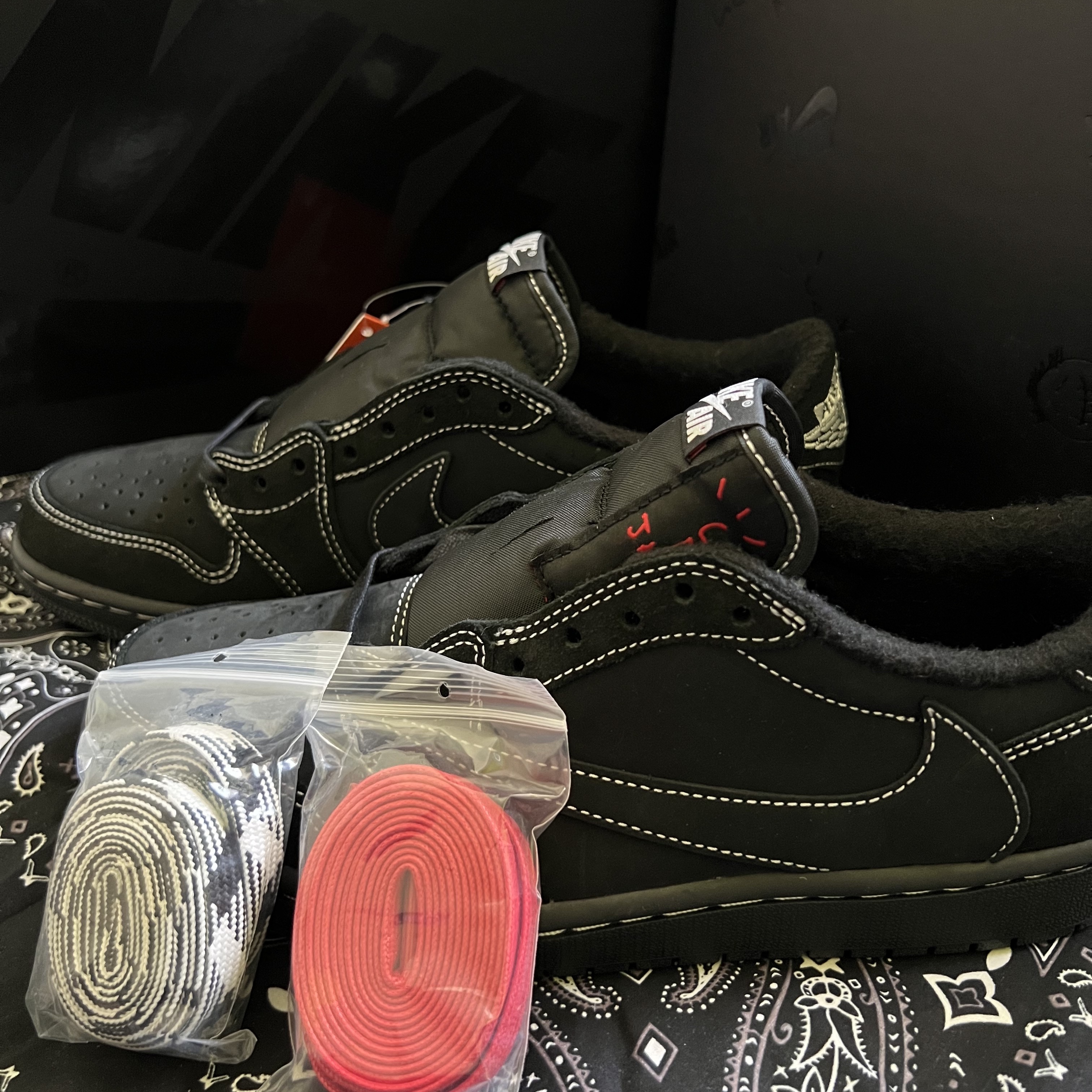 Jordan 1 x Travis Scott Retro Low OG SP Black Phantom 착용 스타일