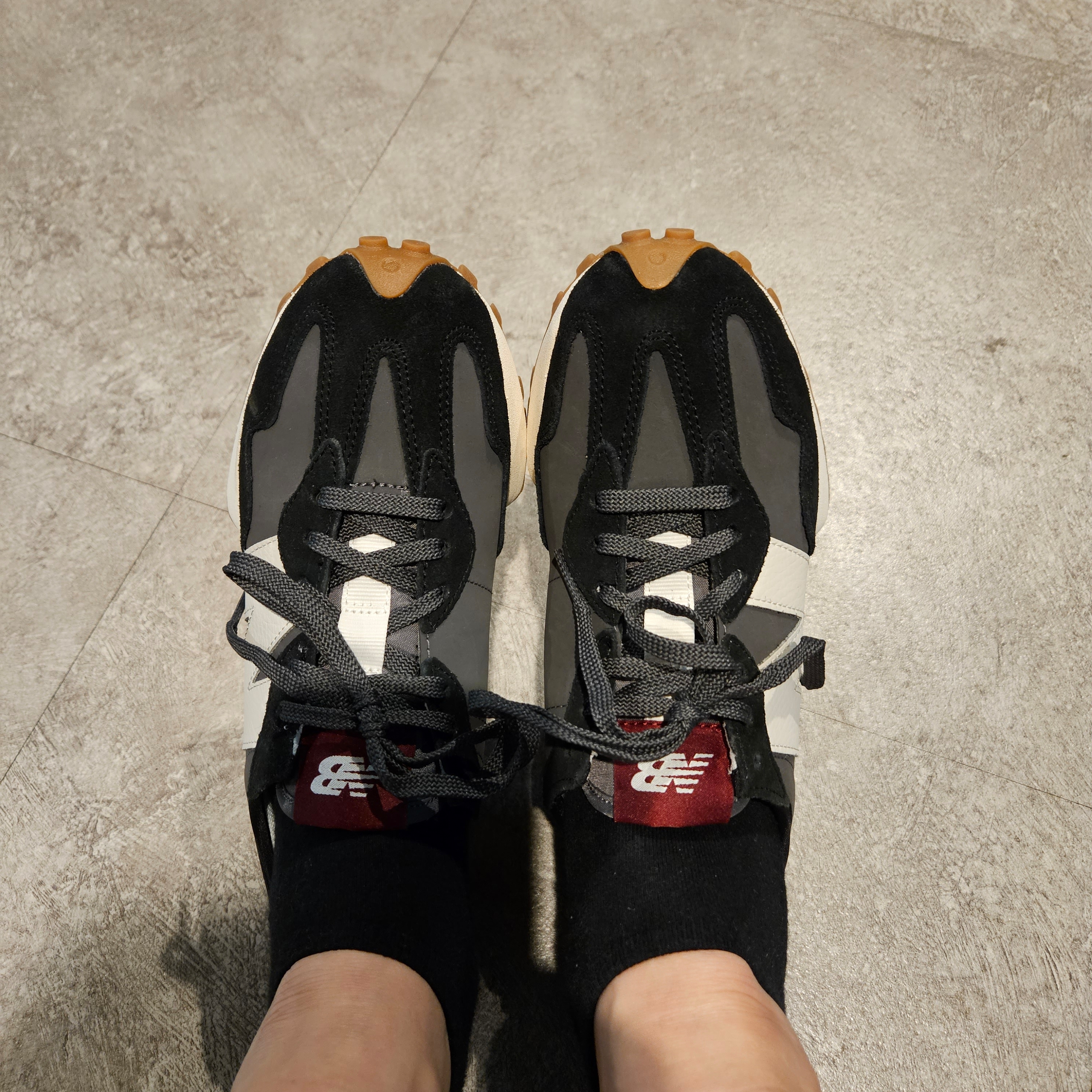 (W) New Balance 327 Black Moonbeam 착용 스타일