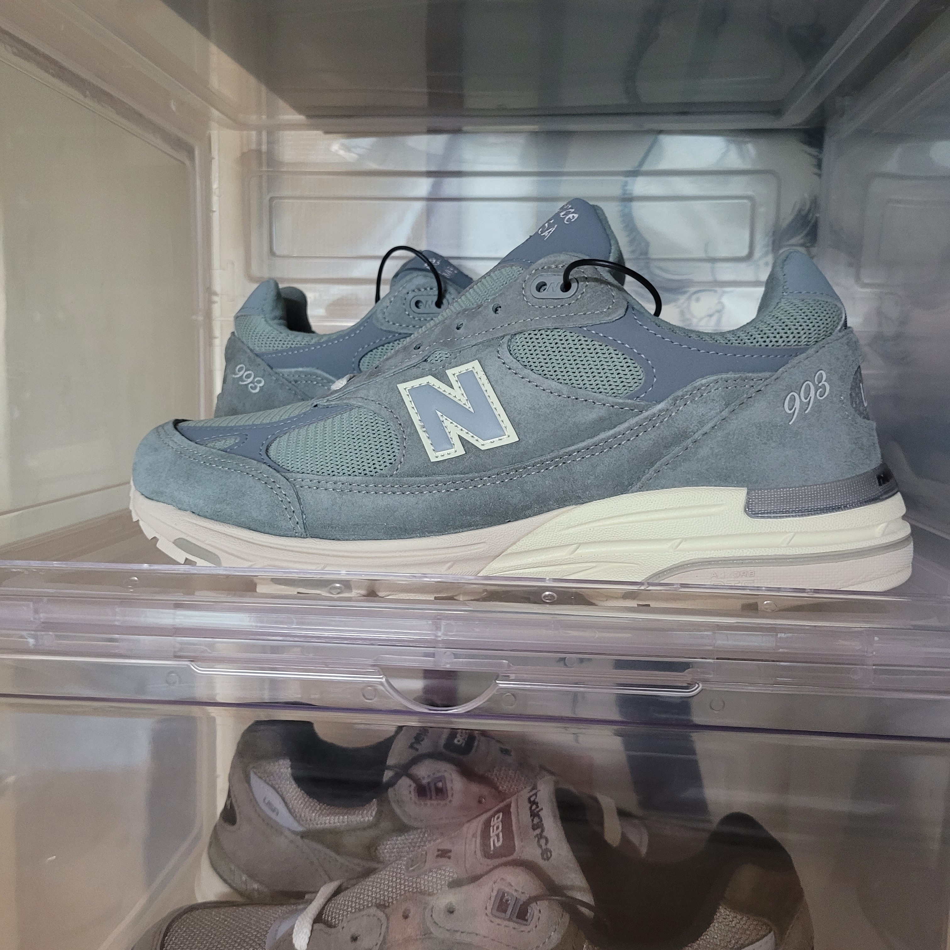 New Balance x Kith 993 Made in USA Slate Grey 착용 스타일 - 2
