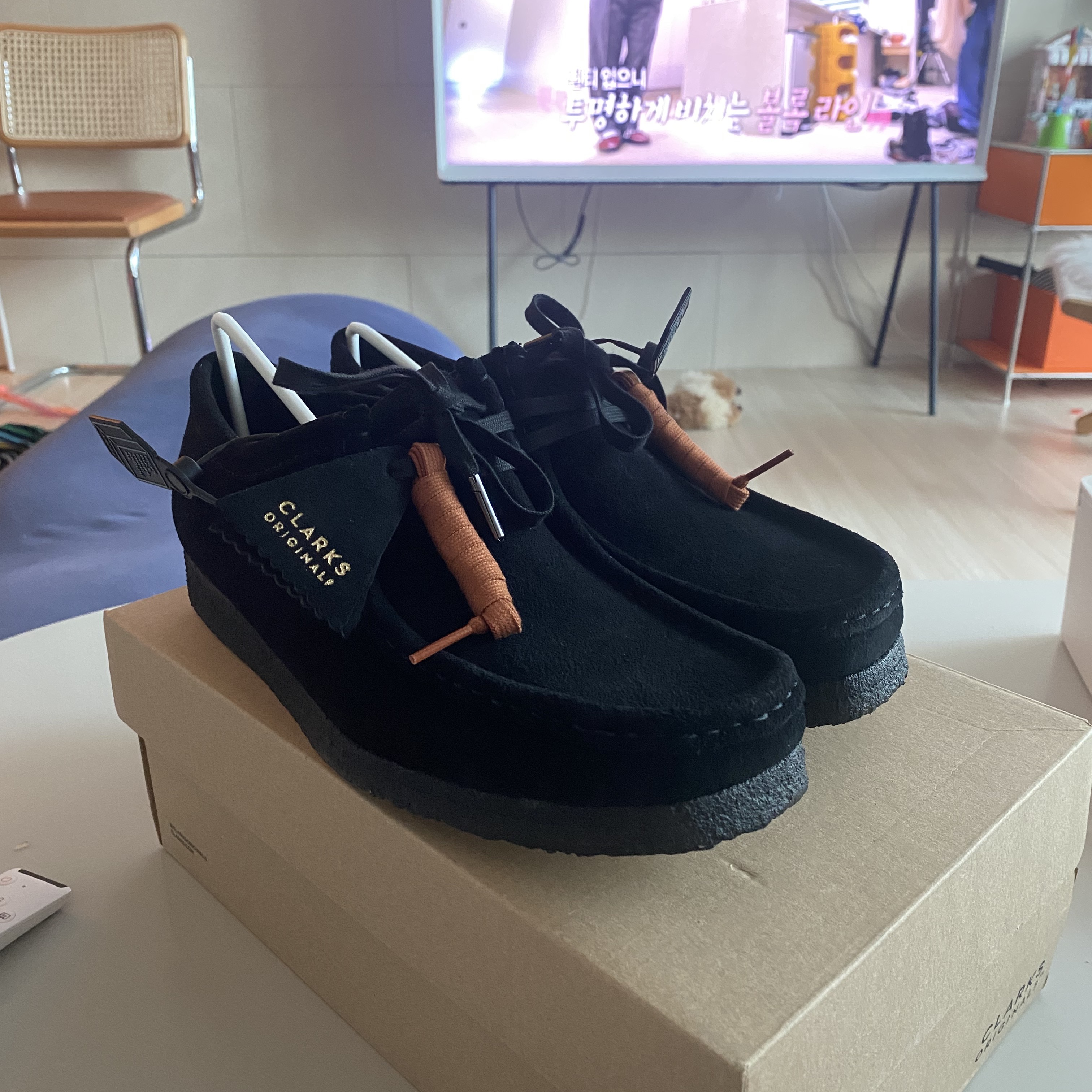 Clarks Wallabee Black Suede 착용 스타일 - 4
