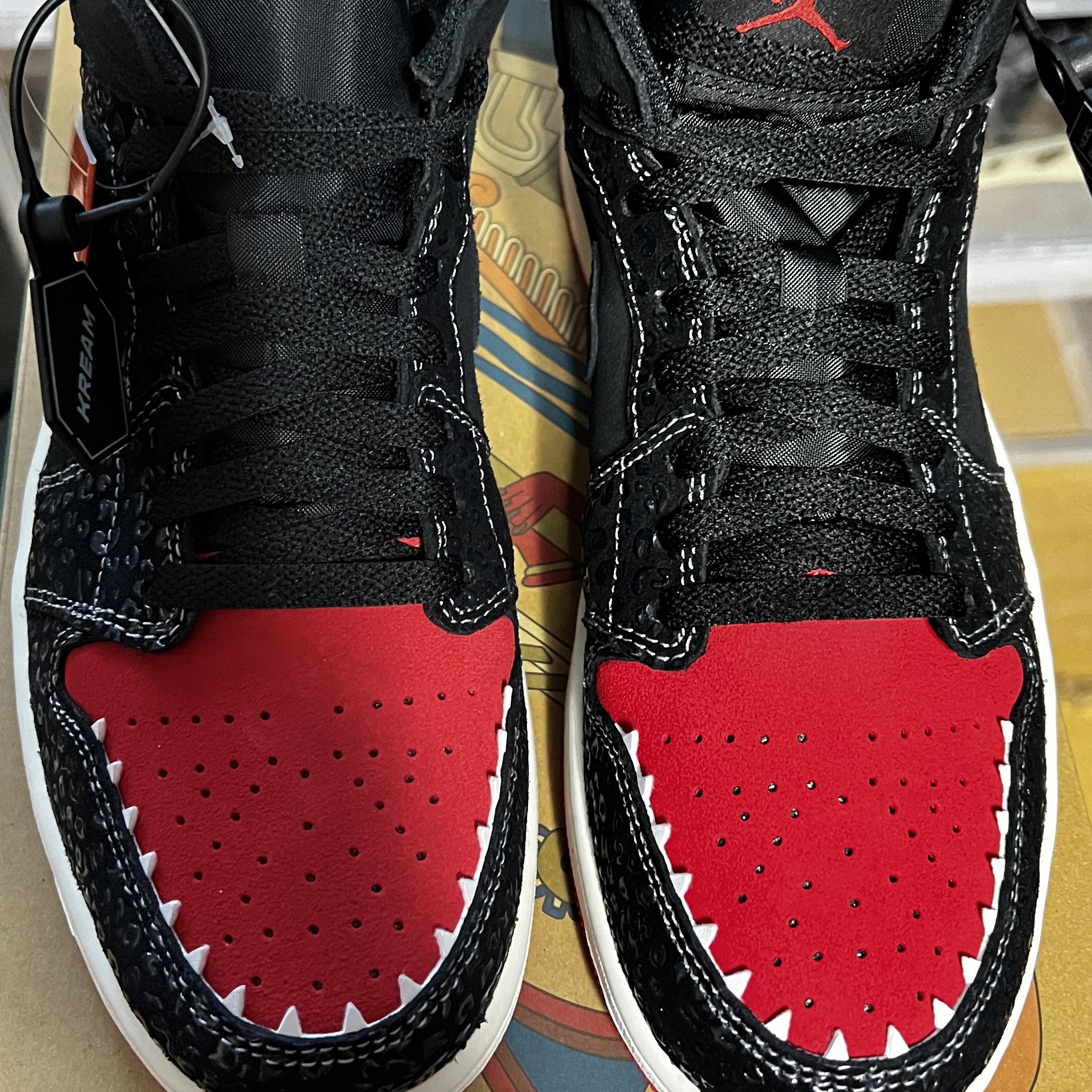 Jordan 1 Mid SE Siempre Familia 착용 스타일 - 1