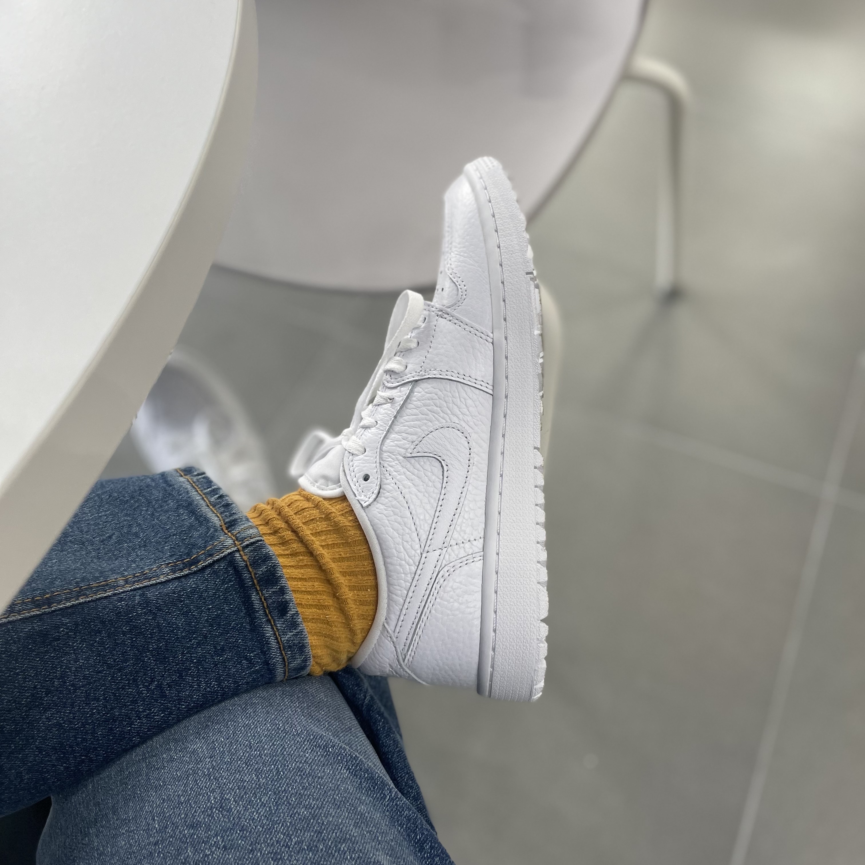 Jordan 1 Low Golf Triple White, AMI de Coeur Patch Sweatshirt Anthracite 착용 스타일 - 1