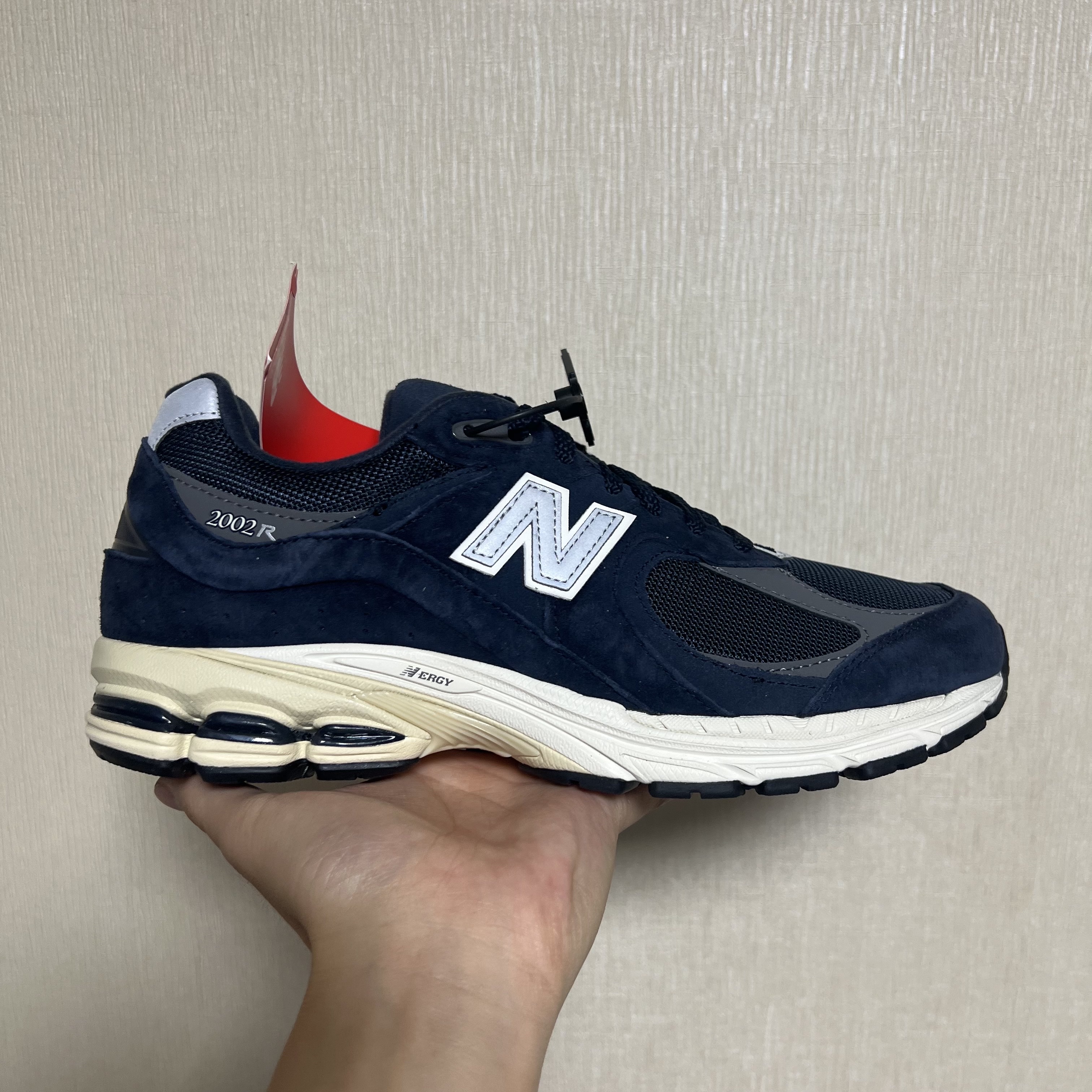 New Balance 2002R Eclipse Castlerock 착용 스타일 - 3