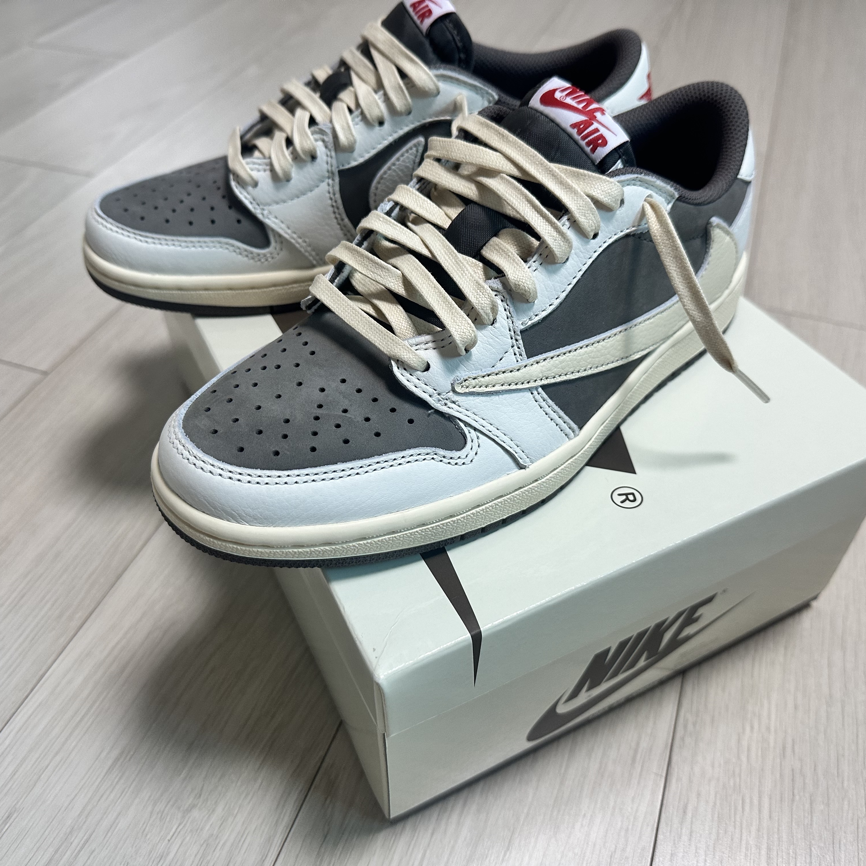 Jordan 1 x Travis Scott Retro Low OG SP Sail and Ridgerock 착용 스타일 - 3