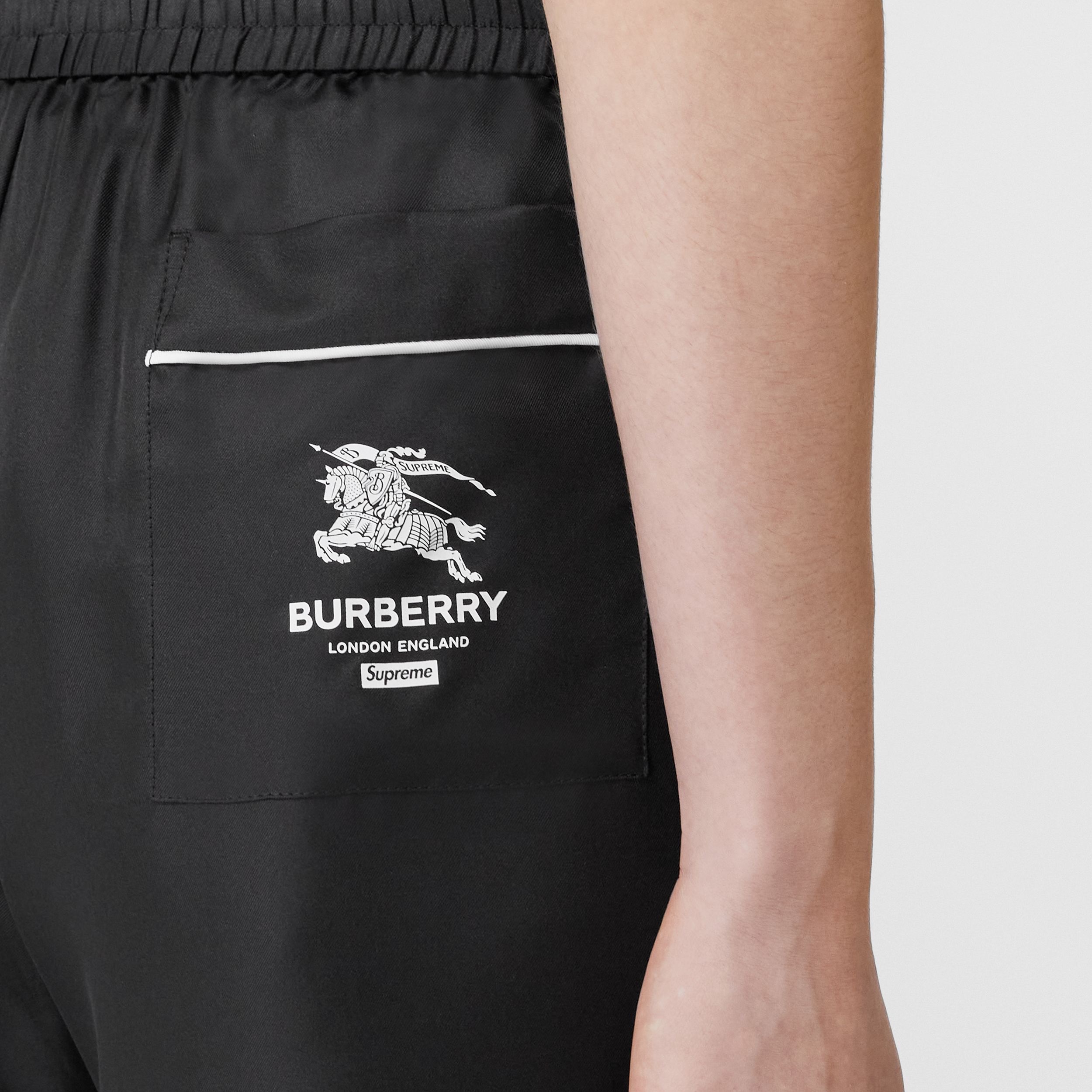 Supreme x Burberry Silk Pajama Shorts Black - 22SS, Supreme x Burberry Silk S/S Pajama Shirt Black - 22SS 착용 스타일 - 1