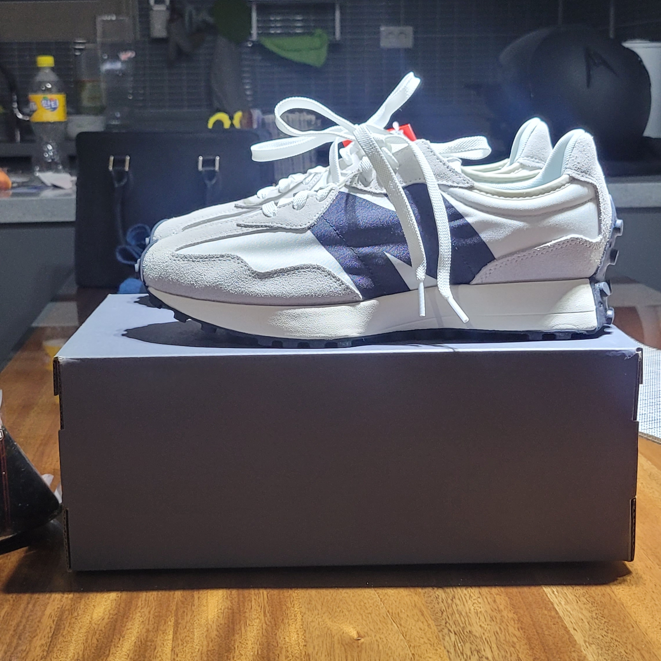 New Balance 327 White Black 착용 스타일