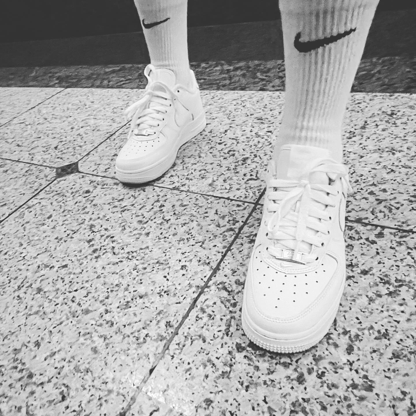 Nike x Supreme Air Force 1 Low White, Nike x Stussy NRG Fleece Crewneck Dark Grey Heather (DO9337-063) 착용 스타일 - 2