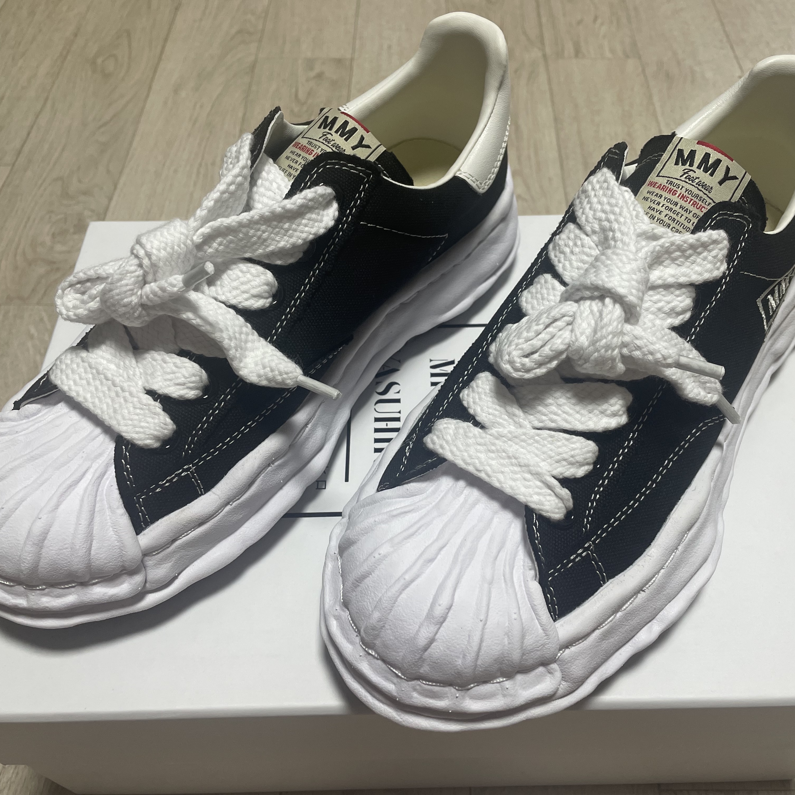 Maison Mihara Yasuhiro Blakey OG Sole Canvas Low-top Sneakers Black White 착용 스타일 - 2
