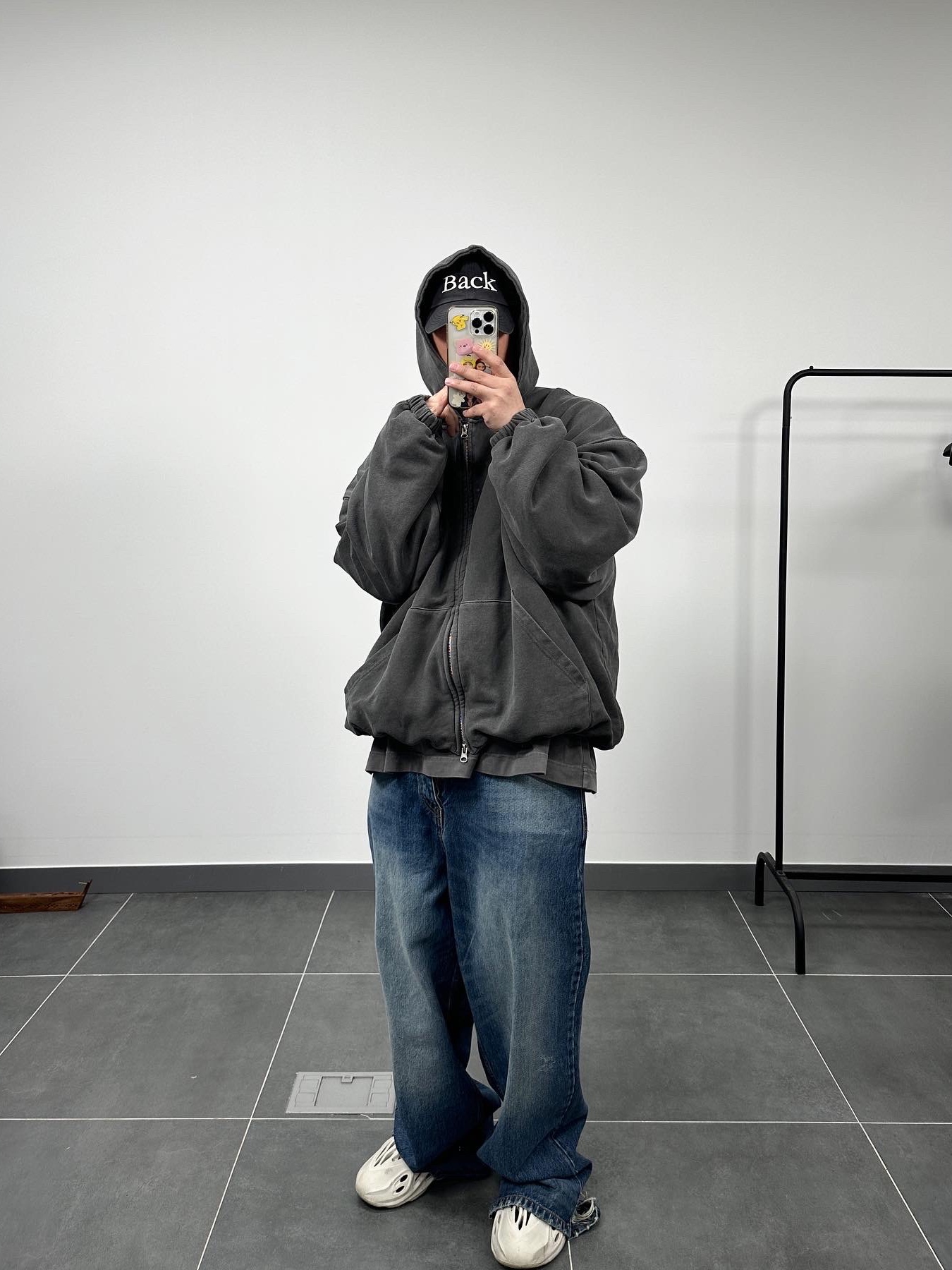 Adidas Yeezy Foam RNNR Ararat 착용 스타일 - 2