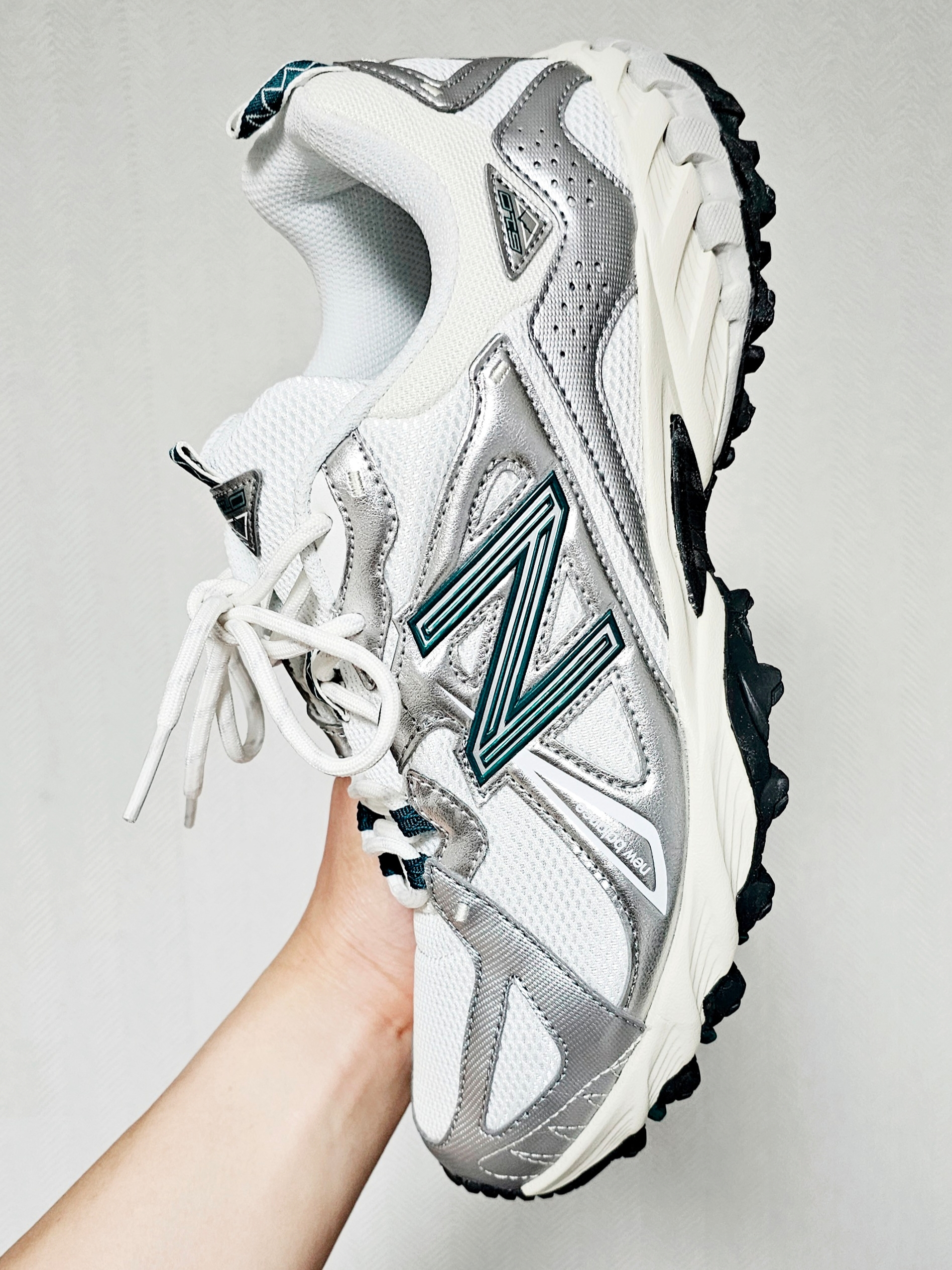 New Balance ML610T Metallic Silver - D Standard 착용 스타일