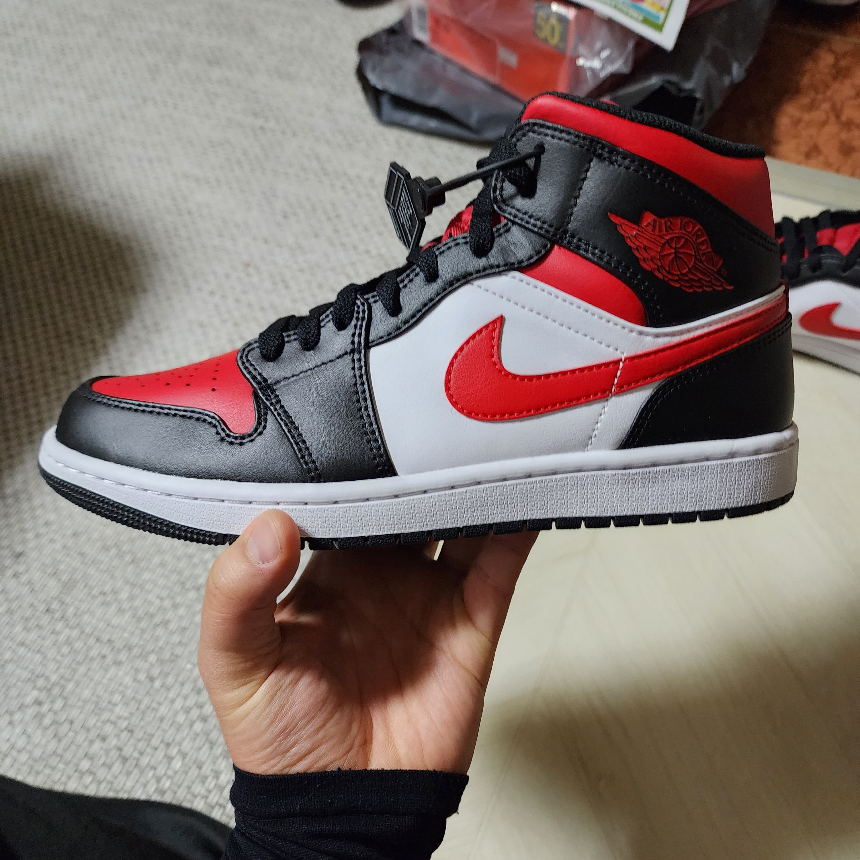 Jordan 1 Mid Black Fire Red 착용 스타일 - 1