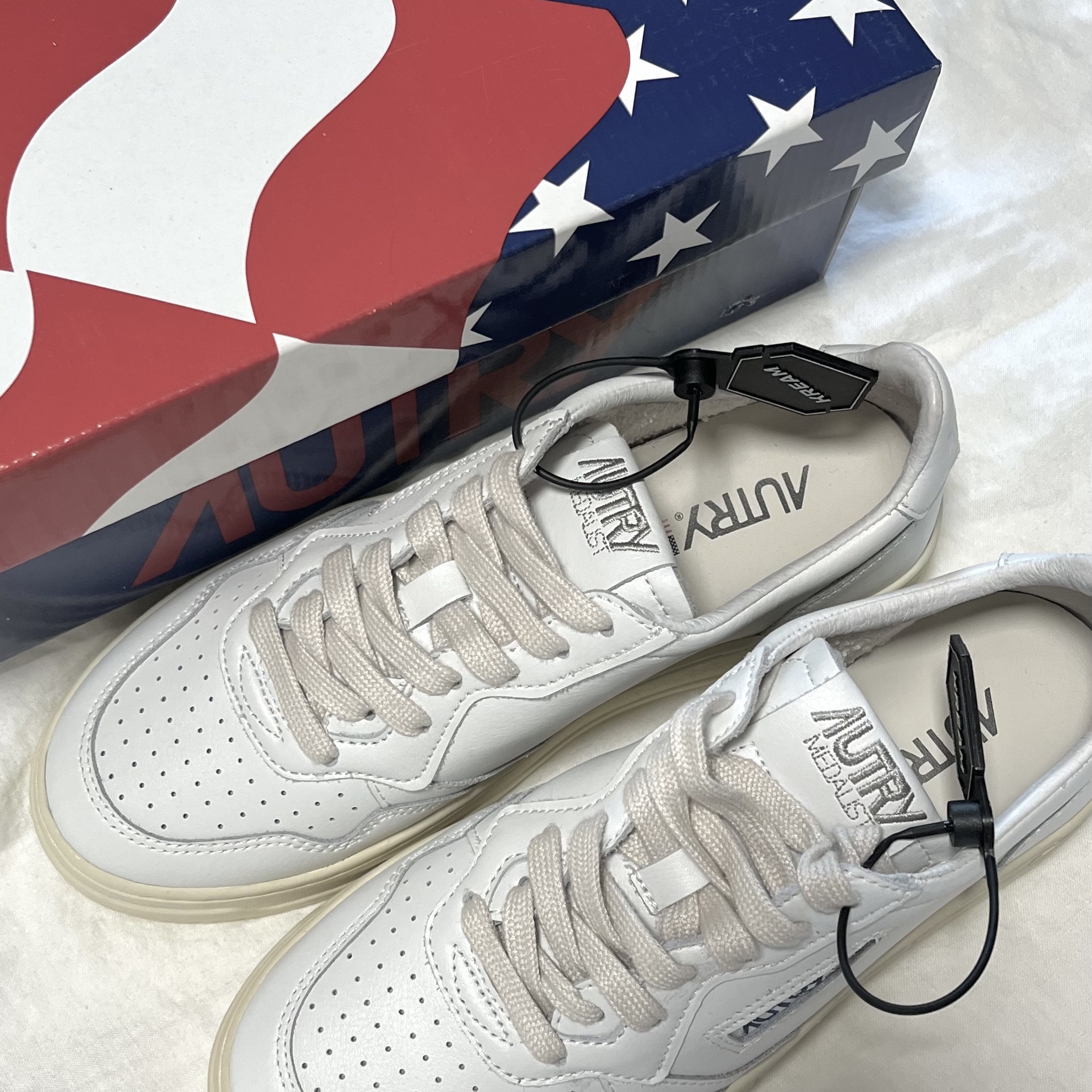 (W) Autry Medalist Low Leather Sneakers White 착용 스타일 - 4