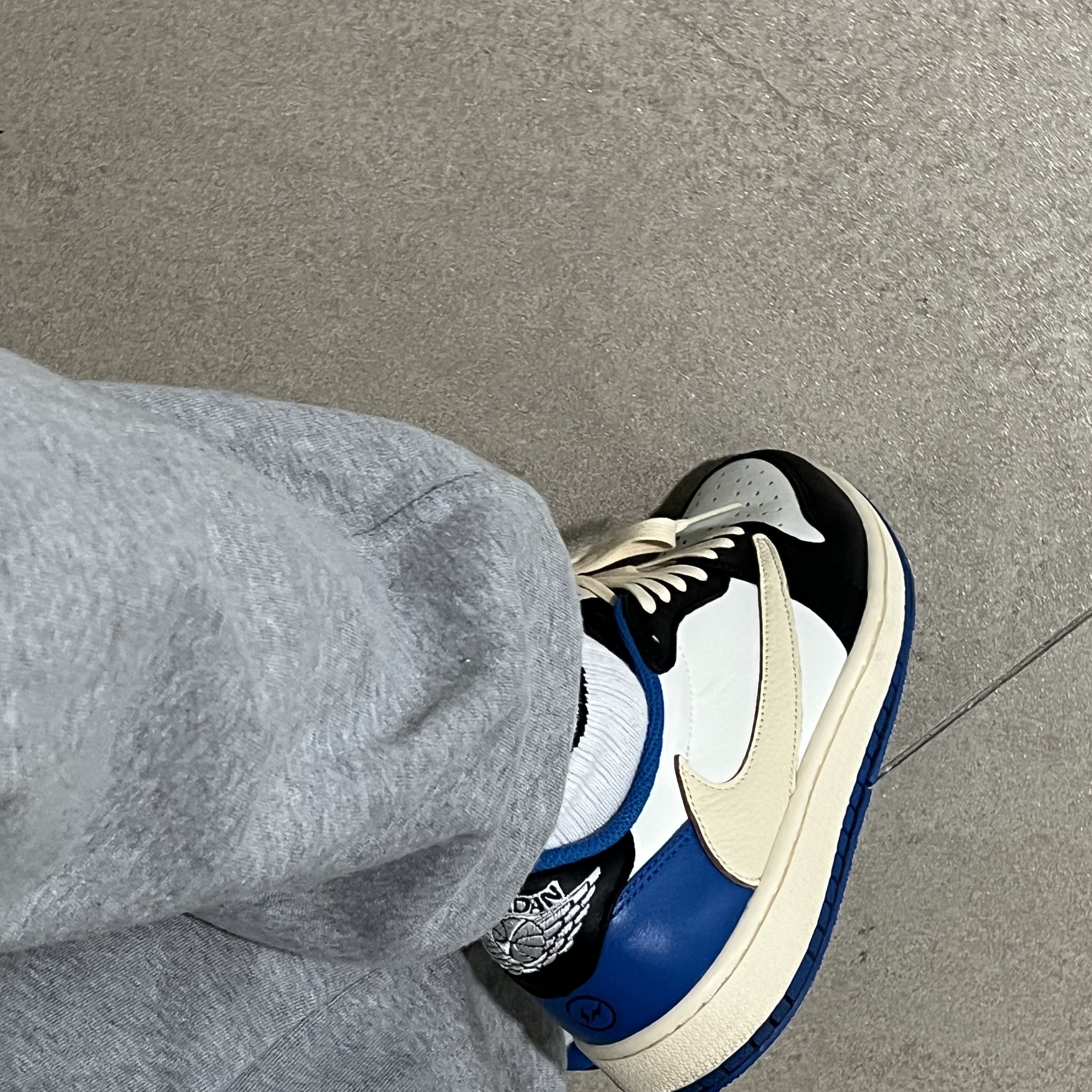 Jordan 1 x Travis Scott x Fragment Retro Low OG SP Military Blue 착용 스타일 - 2