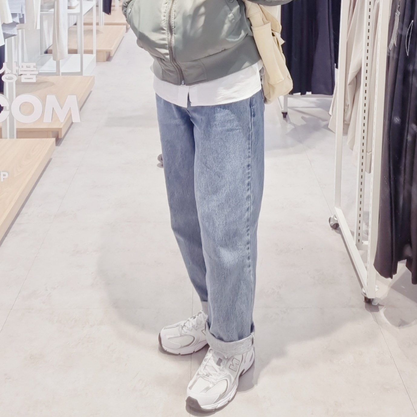 New Balance 530 White Silver 착용 스타일 - 1
