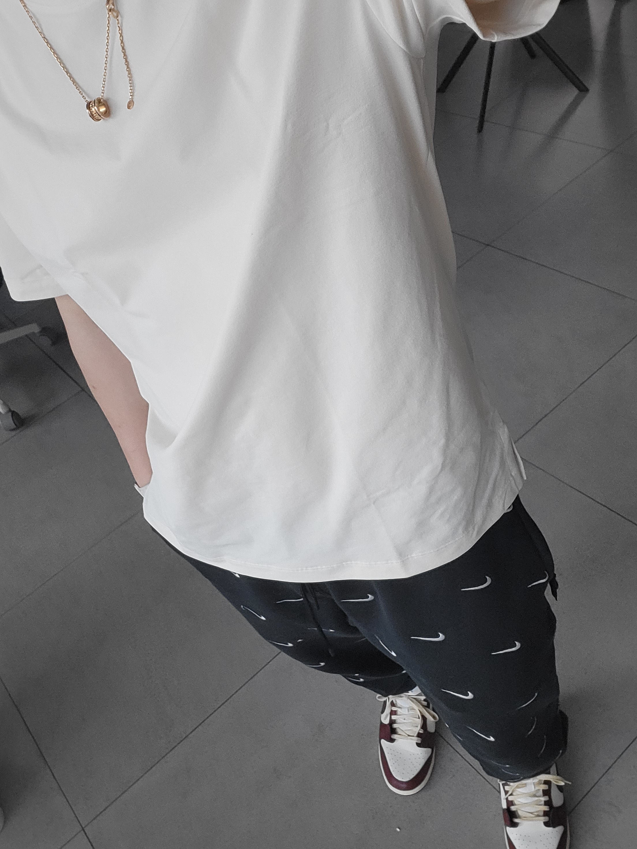 (W) Nike Dunk Low SE Pendant, Nike NRG Swoosh Logo Pants Black 착용 스타일 - 1