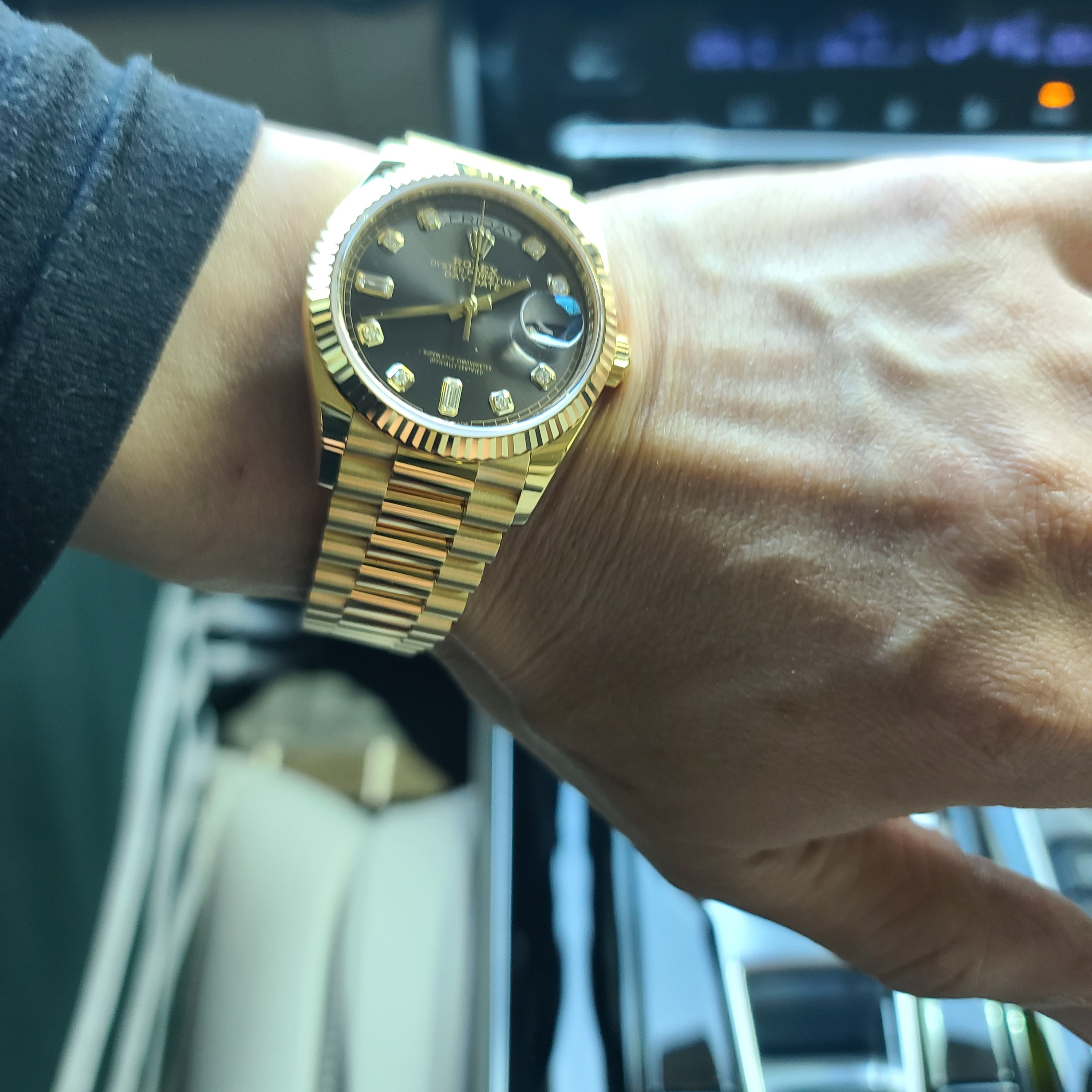 Rolex Day-Date 36mm 128235 Brown Ombre Diamond-Set President 착용 스타일 - 2