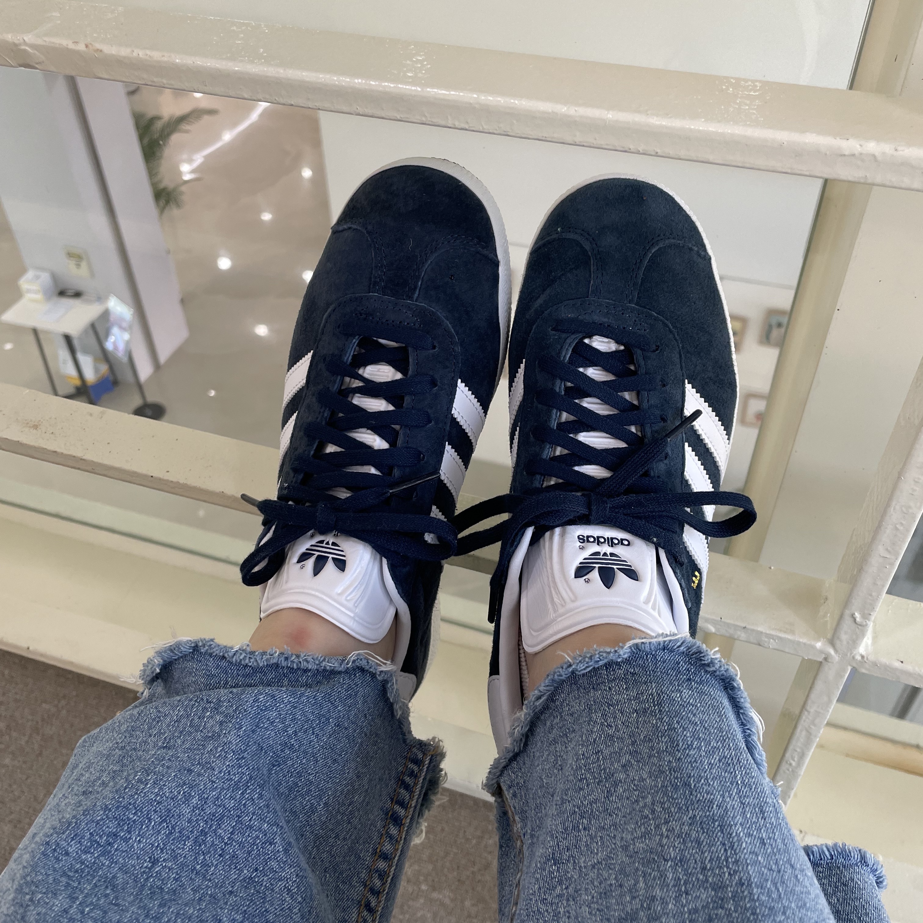Adidas Gazelle Collegiate Navy 착용 스타일