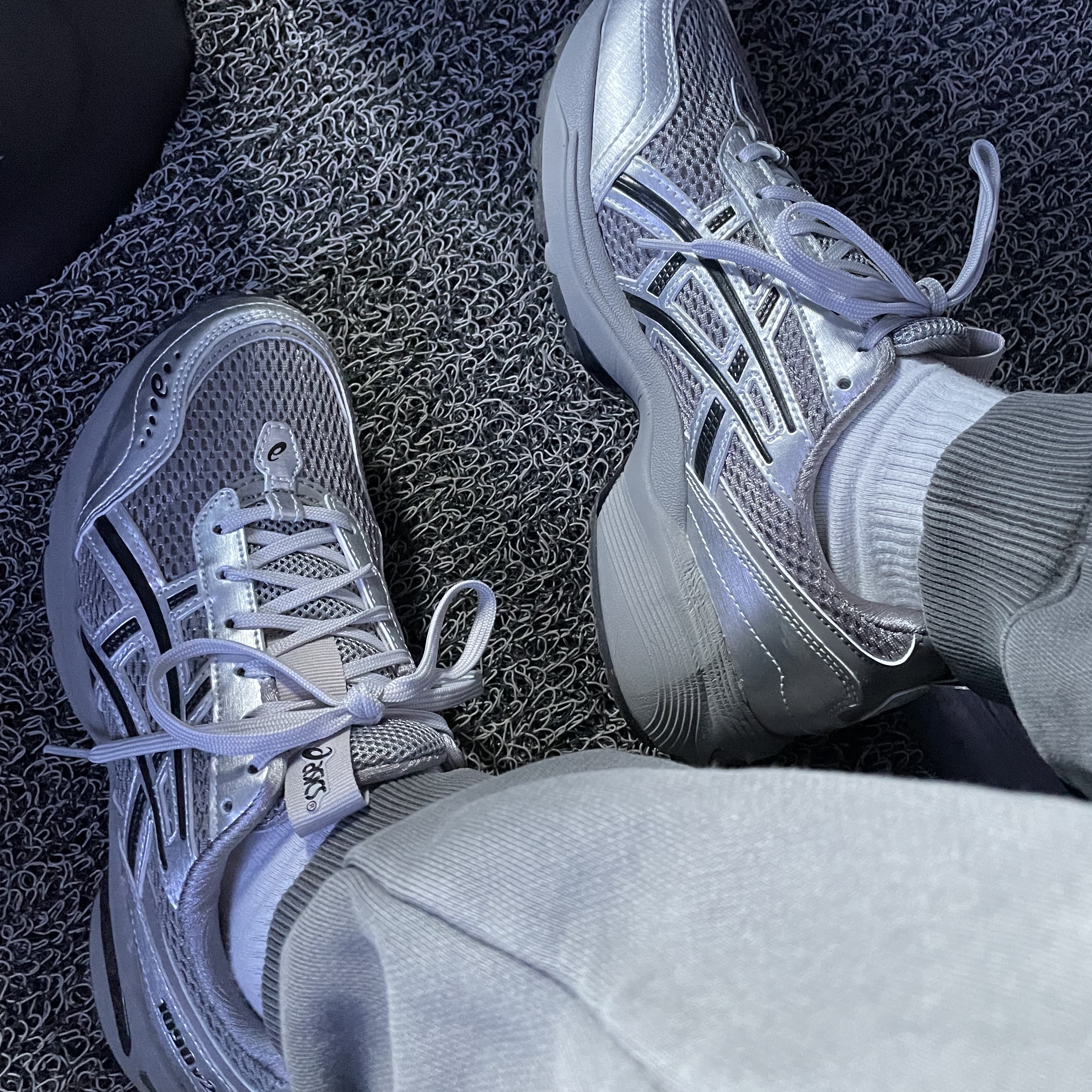 Asics x Freja Wewer Gel-1090 V2 Clay Grey Pure Silver 착용 스타일