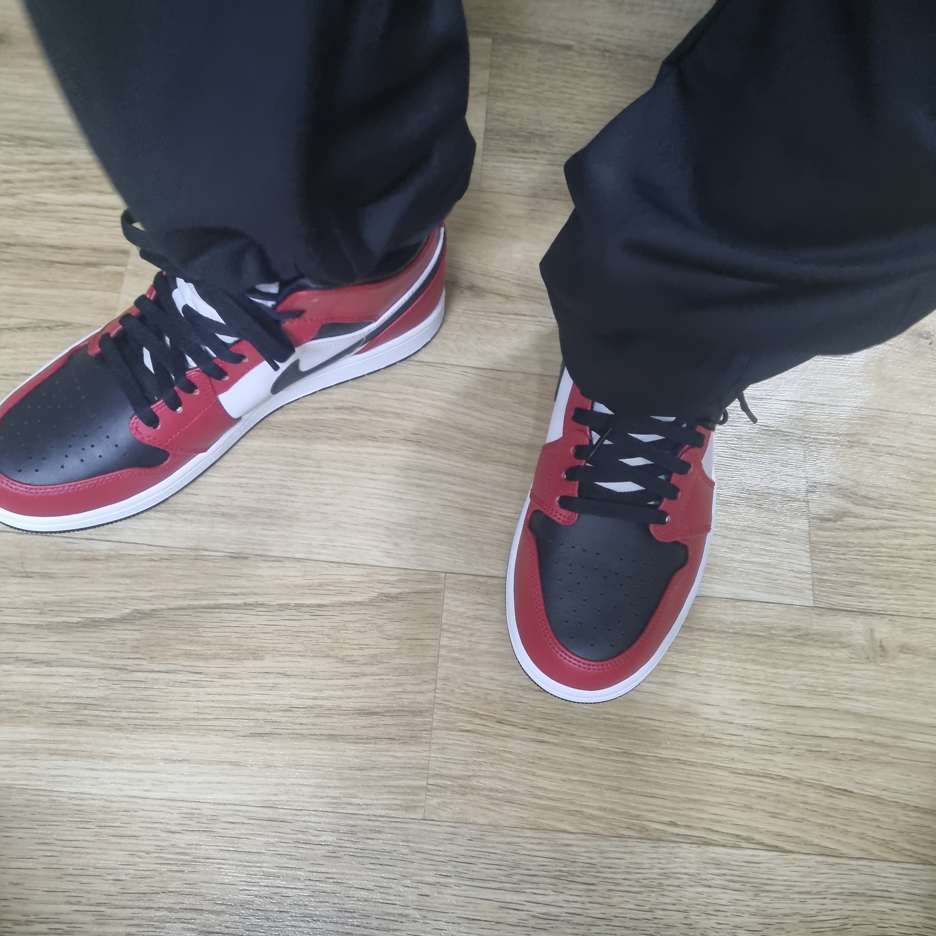 Jordan 1 Mid Chicago Black Toe 착용 스타일 - 1