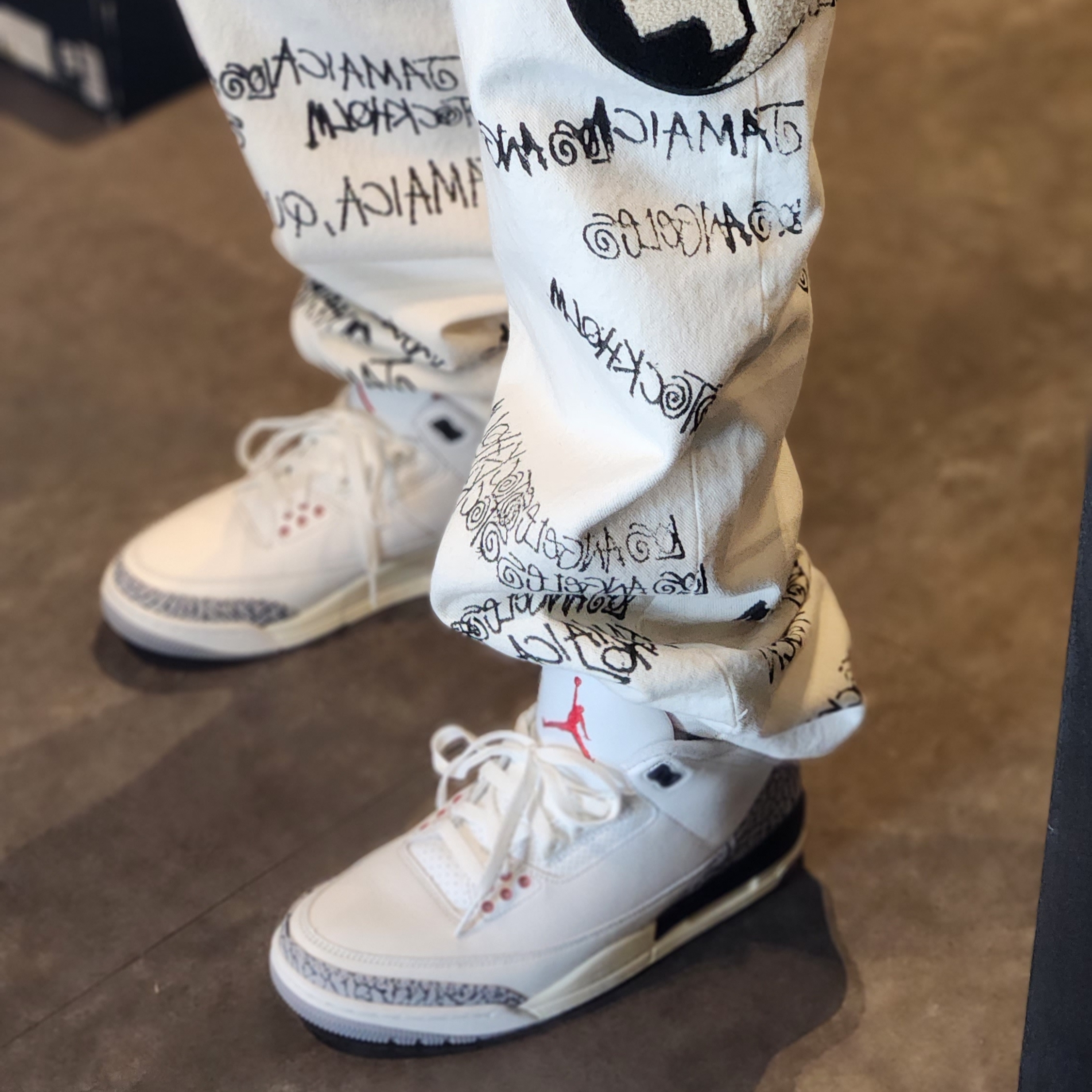 Jordan 3 Retro White Cement Reimagined, Stussy x Our Legacy x Denim Tears TTL 501 Jean White 착용 스타일 - 1