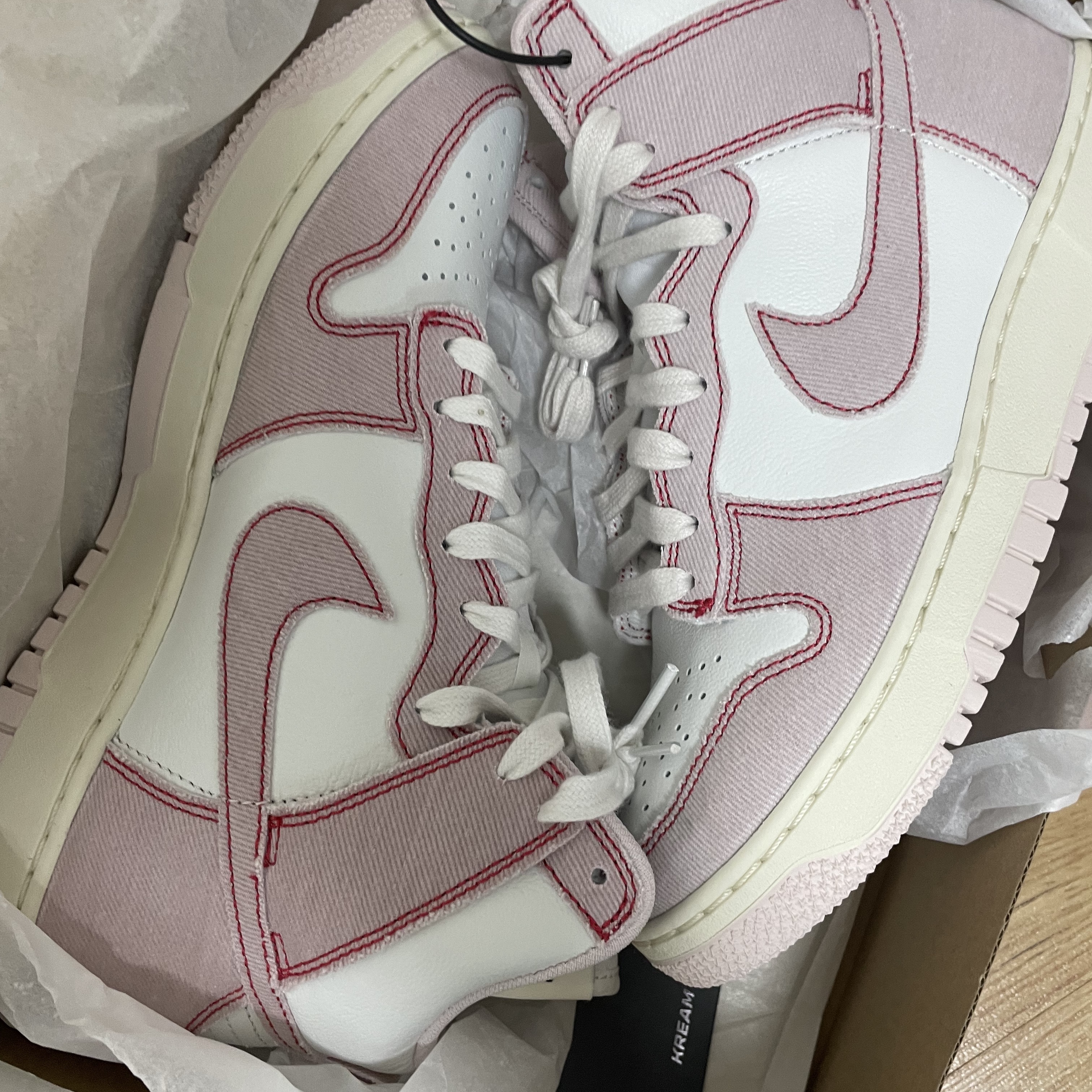 Nike Dunk High 1985 Barely Rose 착용 스타일 - 1
