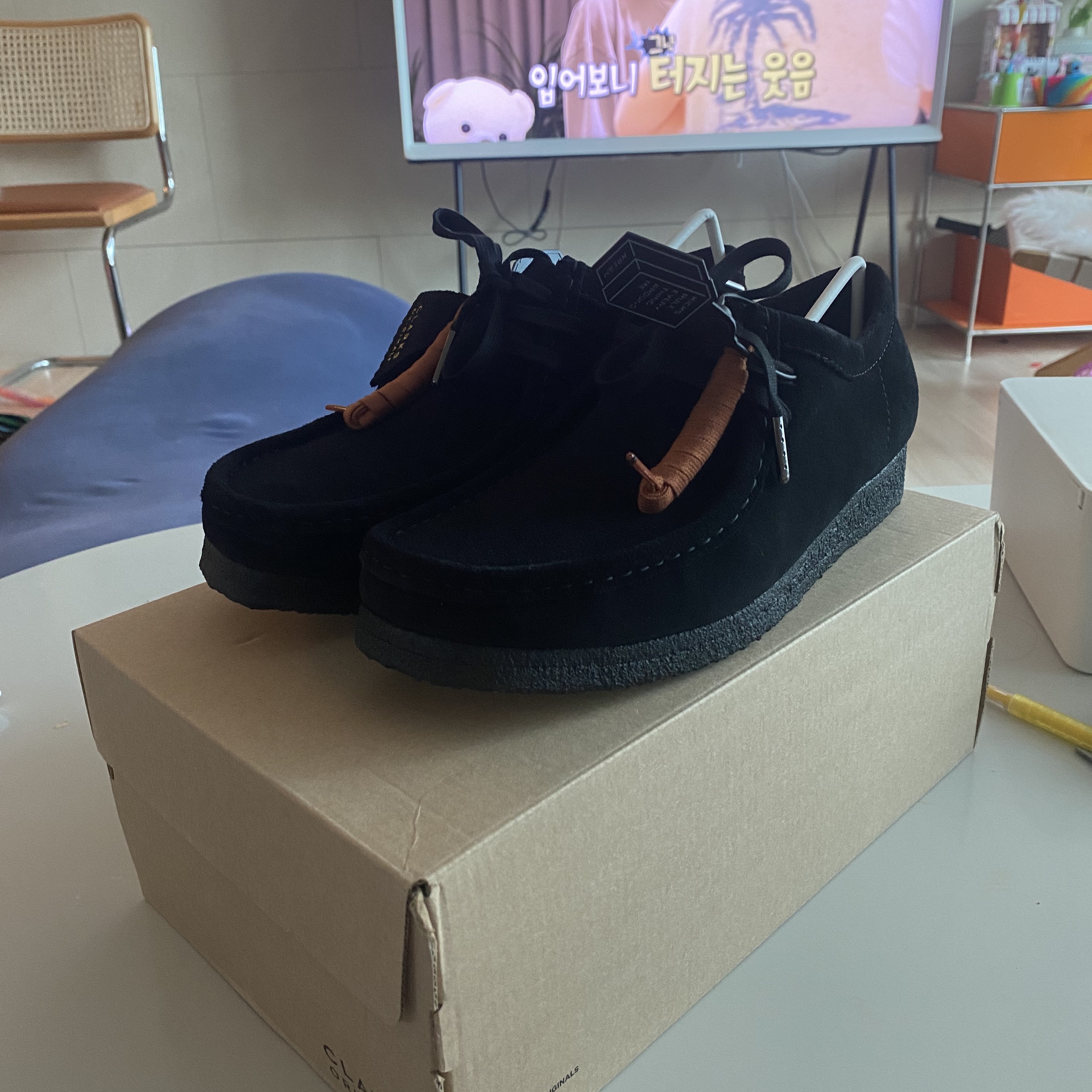 Clarks Wallabee Black Suede 착용 스타일 - 2