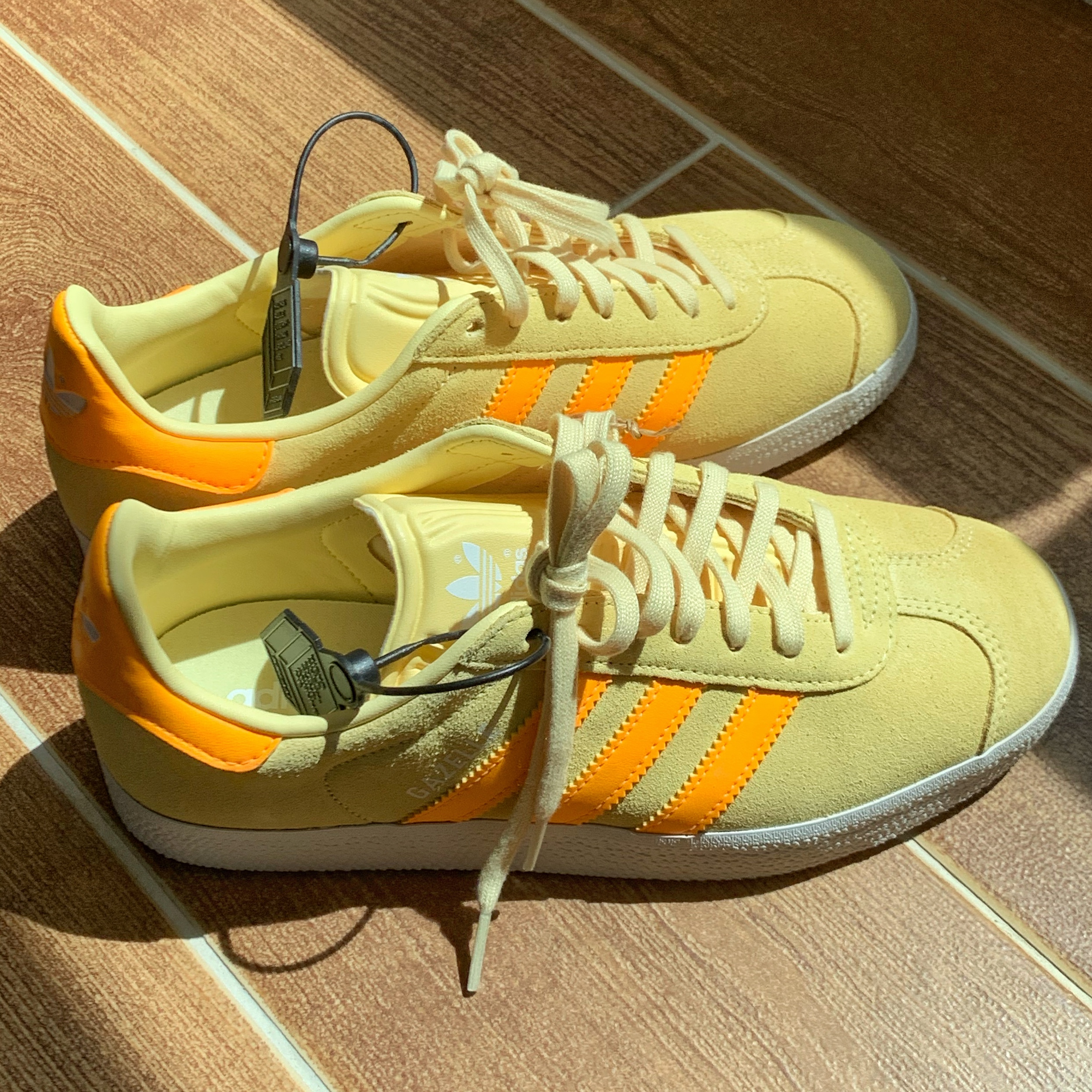 (W) Adidas Gazelle Almost Yellow Solar Gold 착용 스타일 - 2