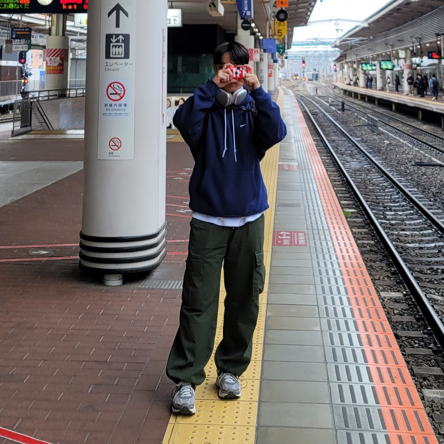 (W) Nike Zoom Vomero 5 Cobblestone and Flat Pewter, Nike Solo Swoosh Fleece Pullover Hoodie Midnight Navy - Asia 착용 스타일