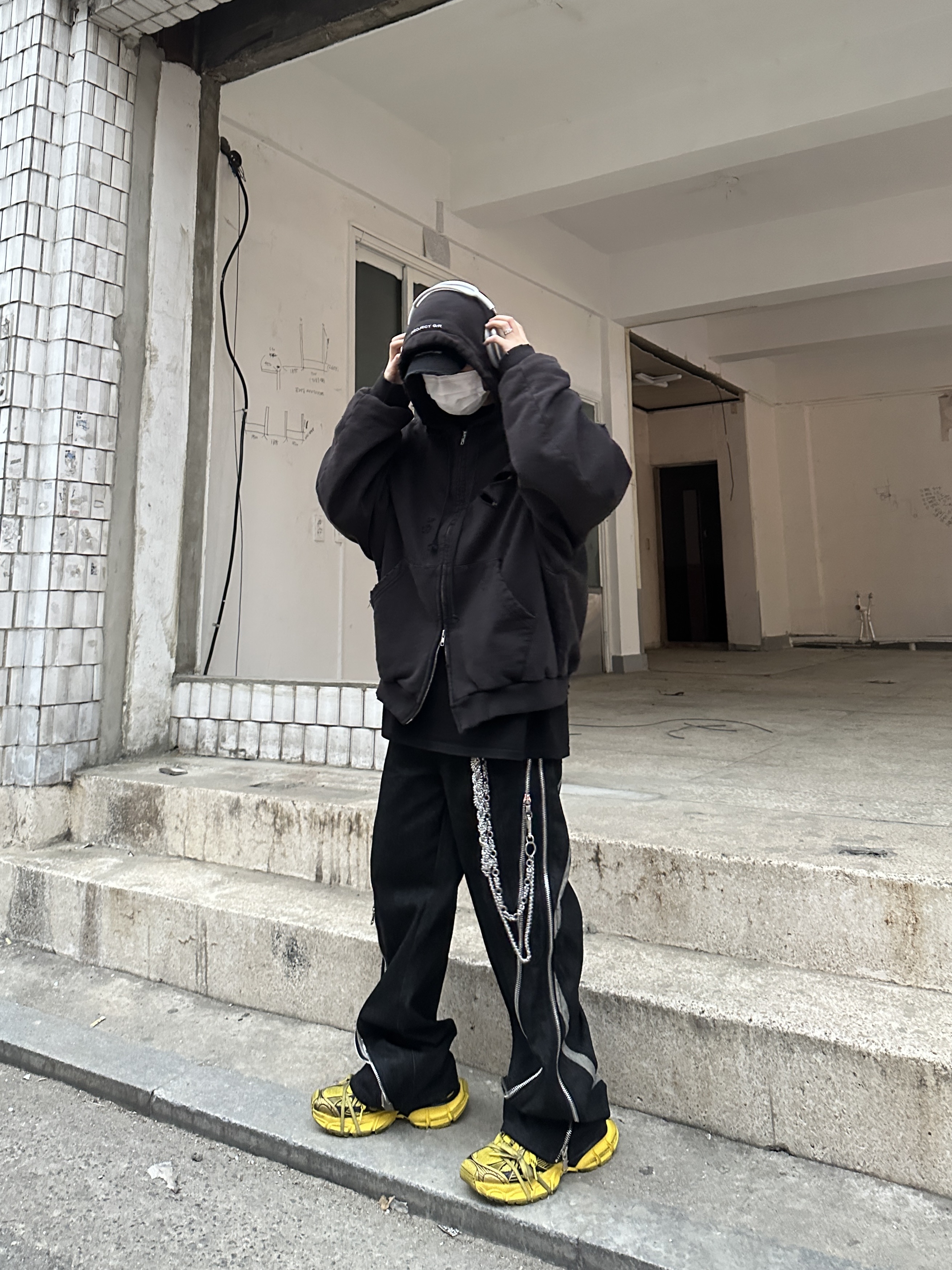 Project G/R Distressed Layer Zip Hoodie Faded Black, Balenciaga 3XL Sneakers Yellow Black 착용 스타일 - 1