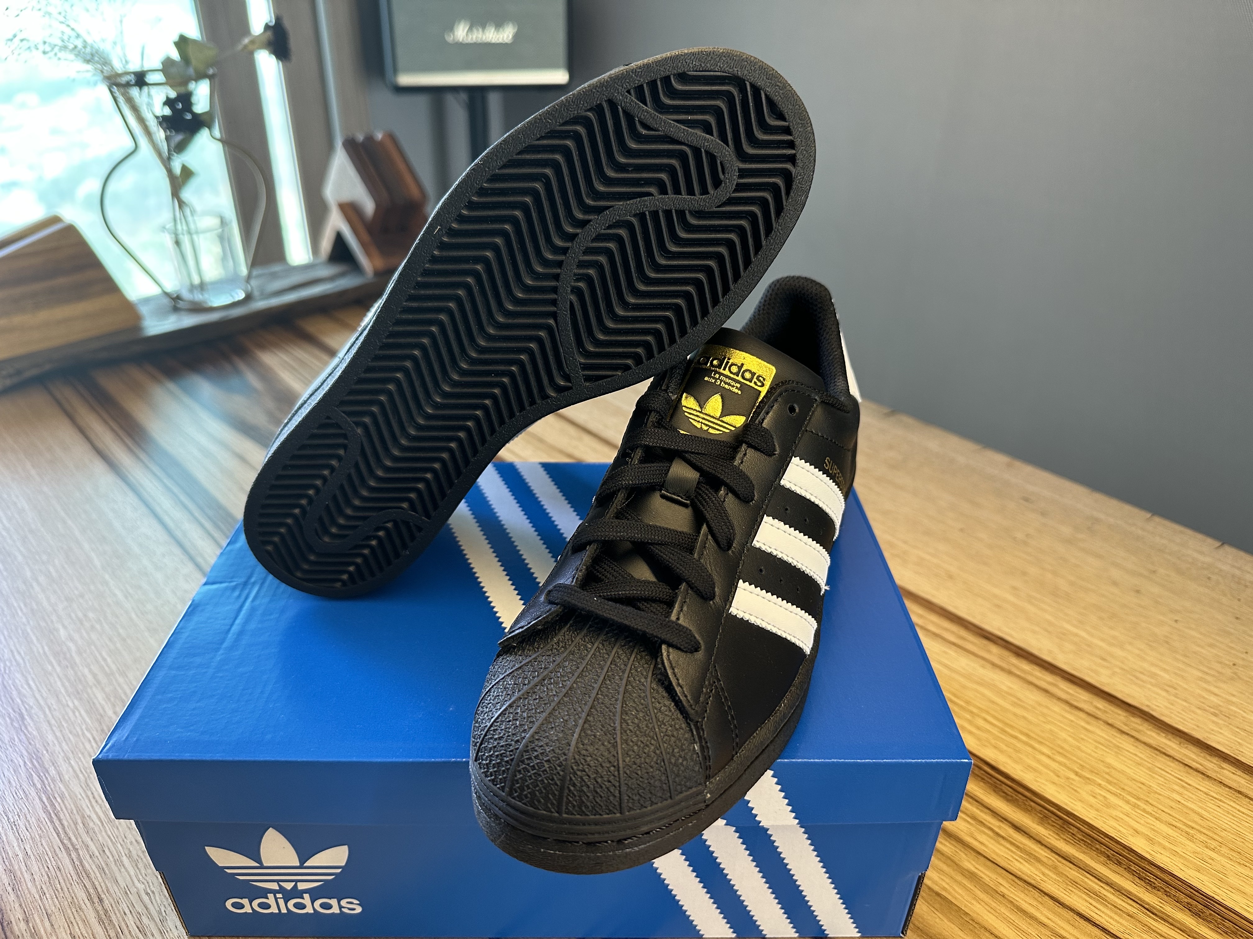 Adidas Superstar Core Black White 착용 스타일 - 3
