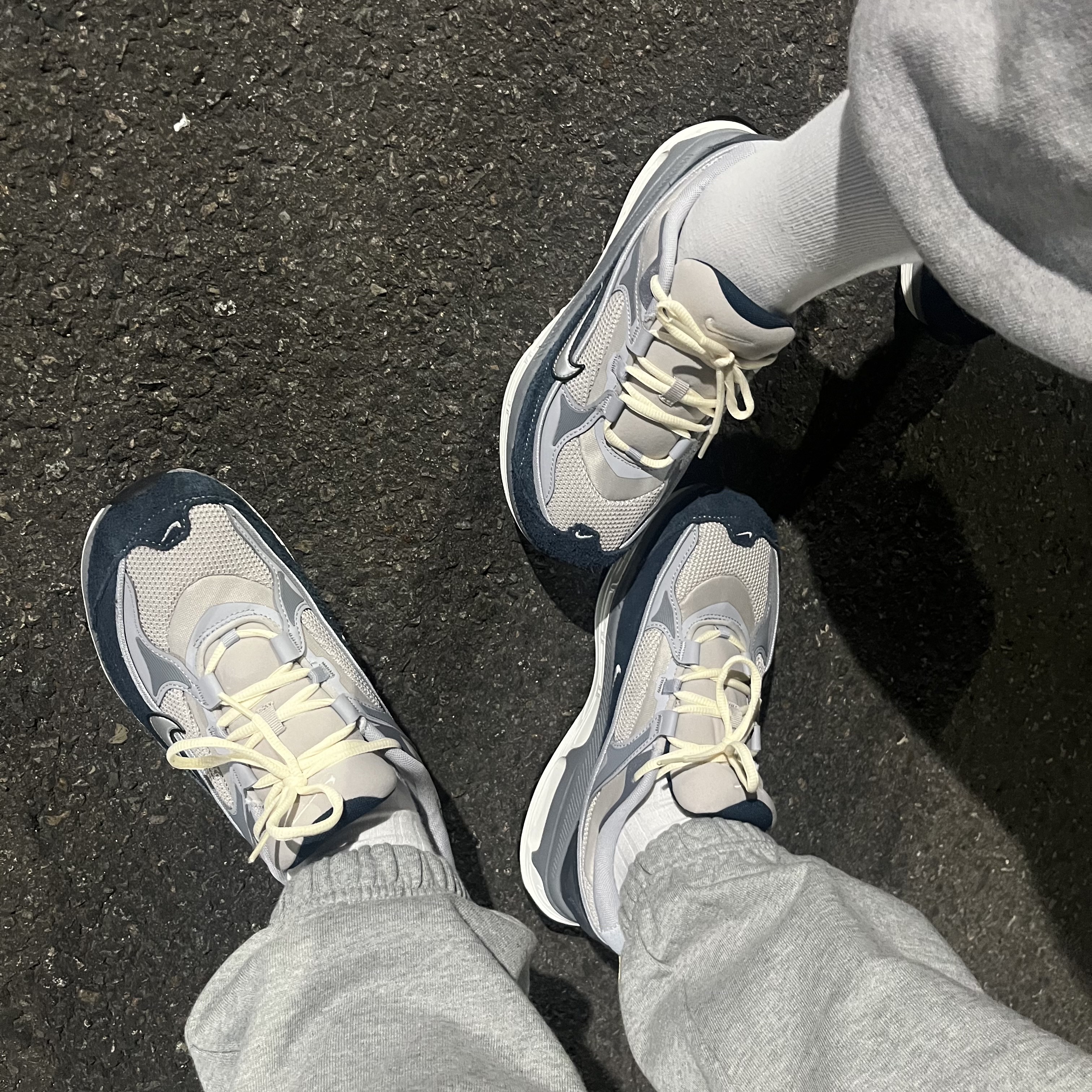 (W) Nike Air Max Bliss Light Iron Ore Armory Navy 착용 스타일