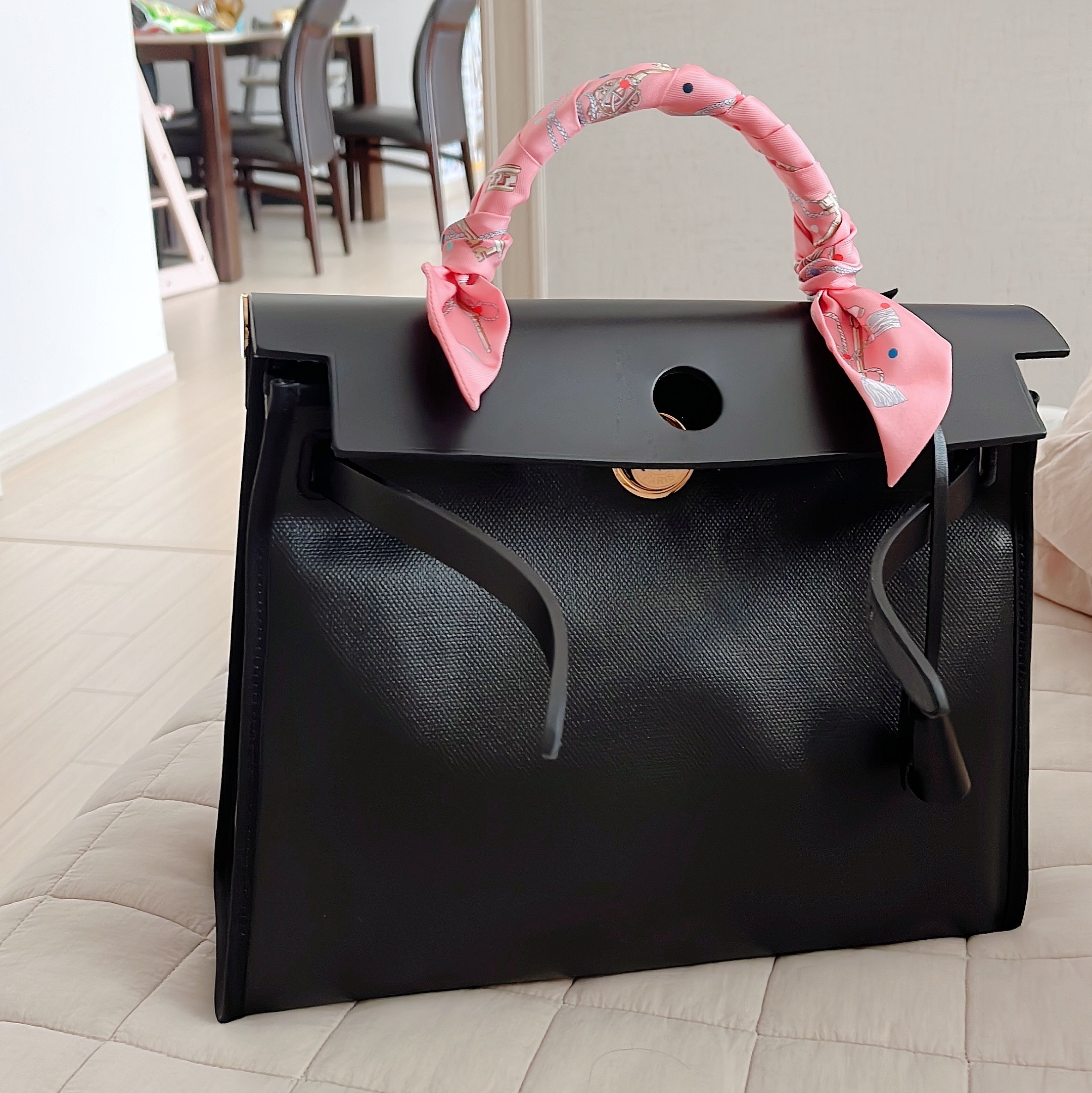 (W) Hermes Les Cles a Pois Twilly Rose Beige Multicolore, Hermes Herbag Zip 31 Bag Sellier H Berlin Canvas Hunter Cowhide & Gold Noir Ecru 착용 스타일 - 2