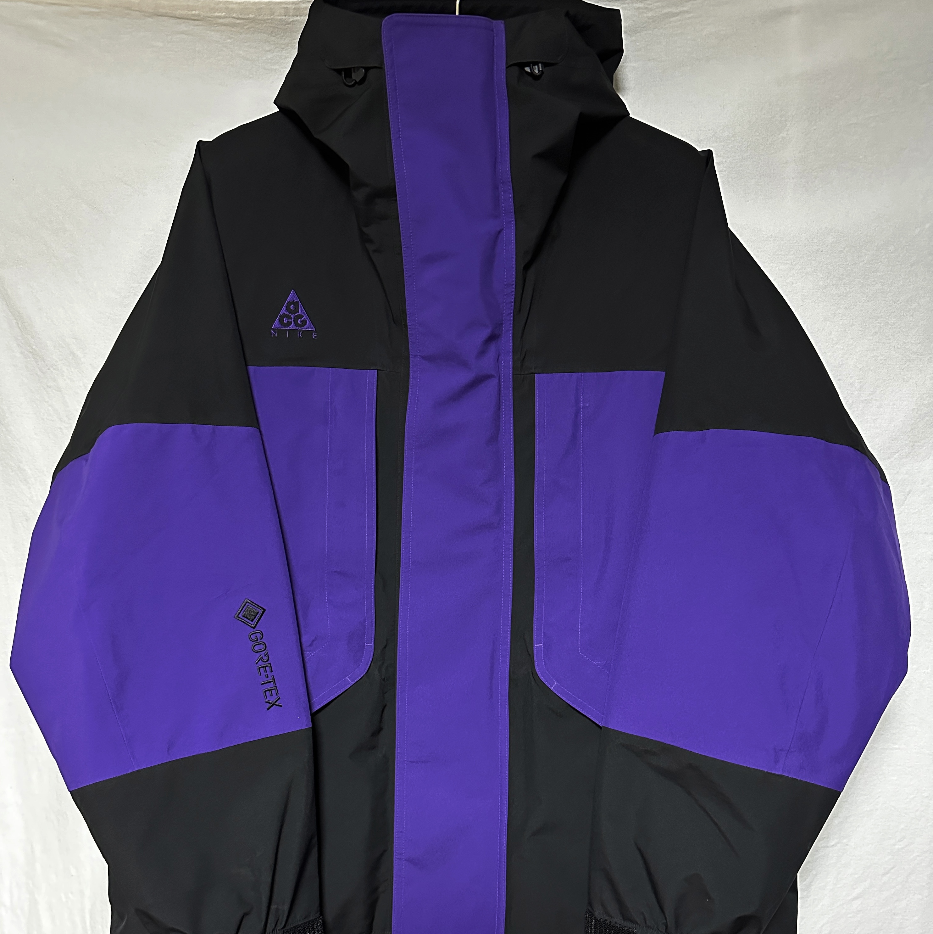 Nike ACG Woven Hooded Jacket Anthracite - US/EU, Nike ACG Gore-Tex Jacket Black Court Purple - US/EU 착용 스타일 - 3
