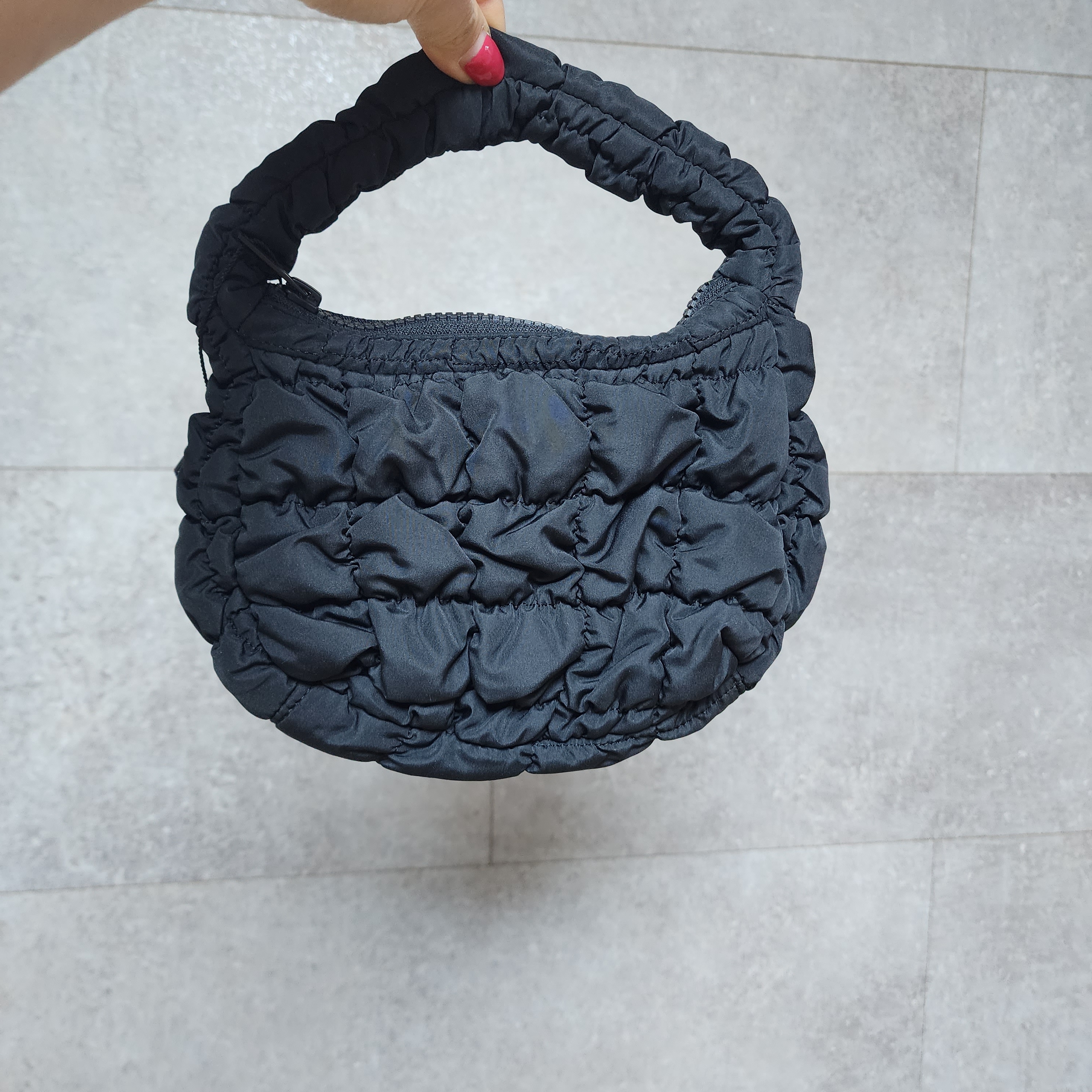 COS Quilted Micro Bag Black 착용 스타일