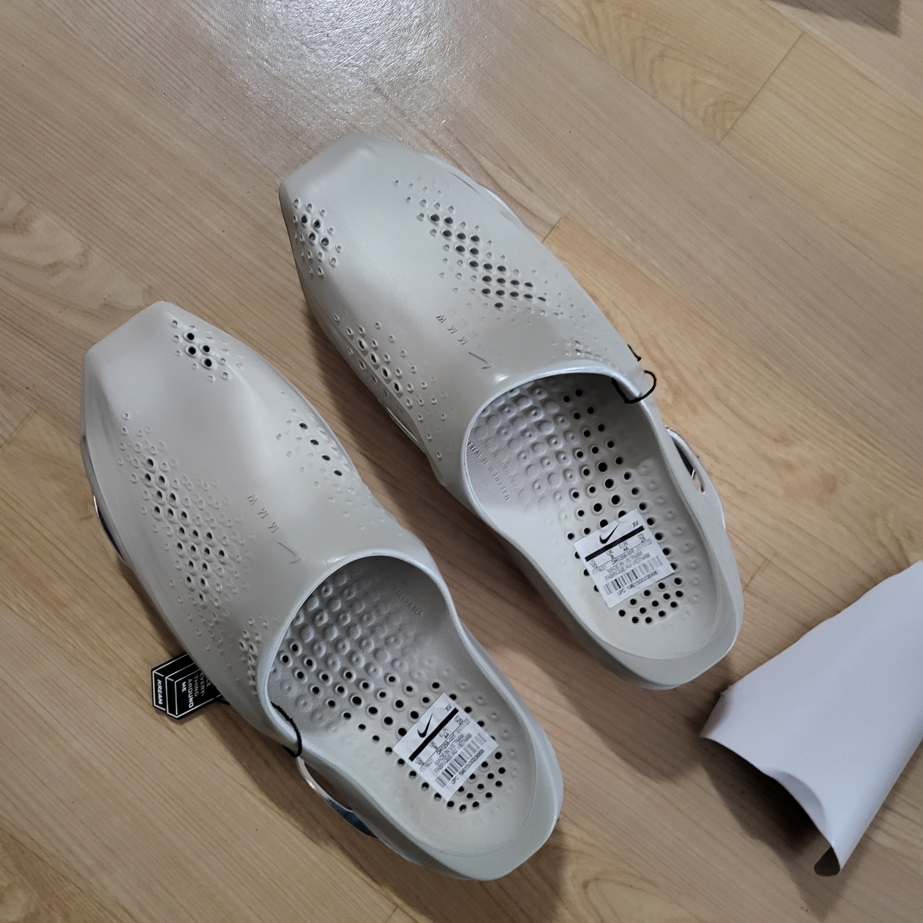 Nike x Matthew M Williams 005 Slide Light Bone and Chrome 착용 스타일