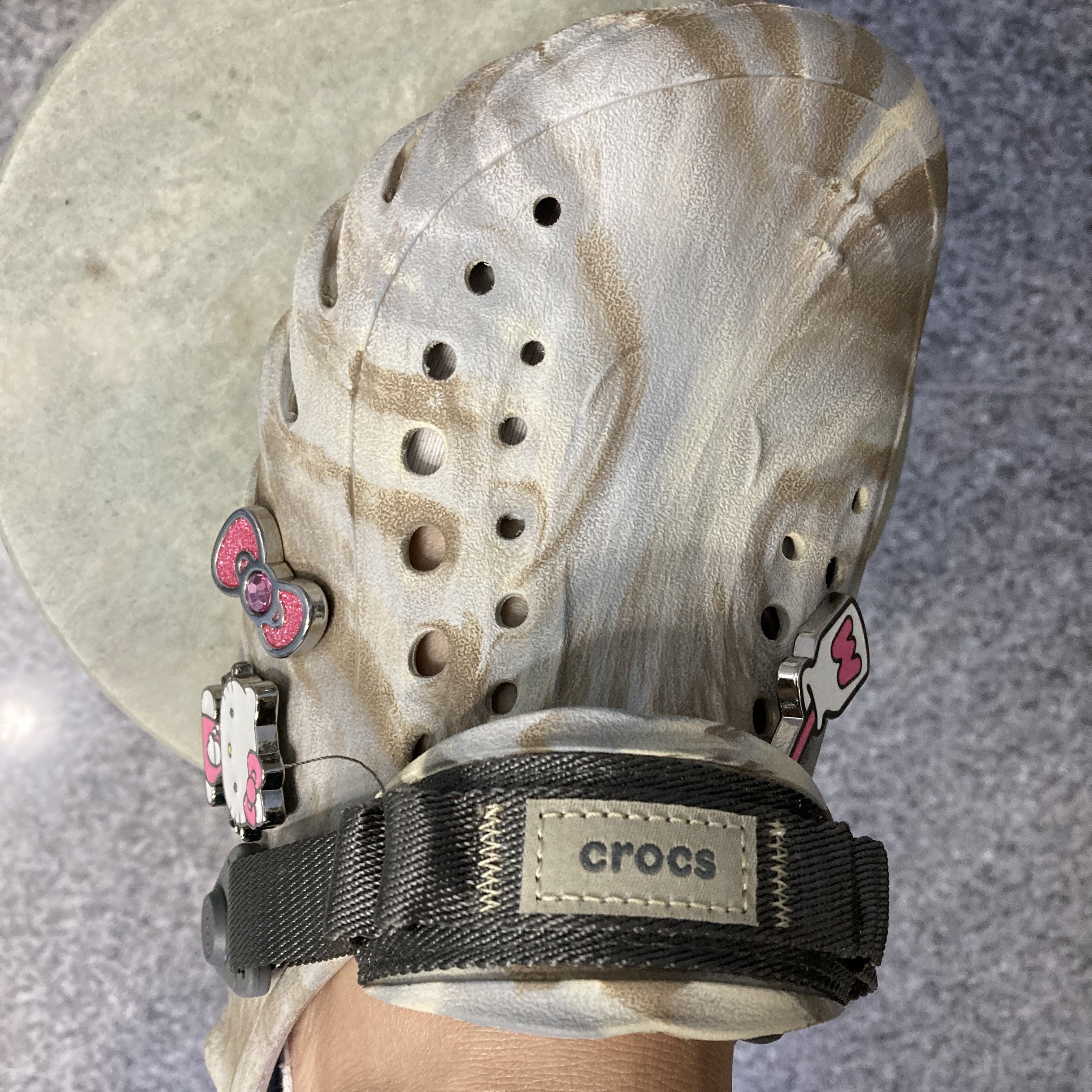 Crocs Echo Marbled Clog Bone Multi 착용 스타일 - 1