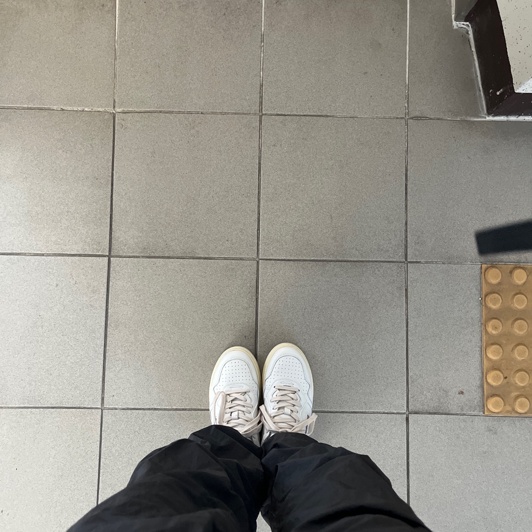 Autry Medalist Low Leather Sneakers White 착용 스타일 - 1