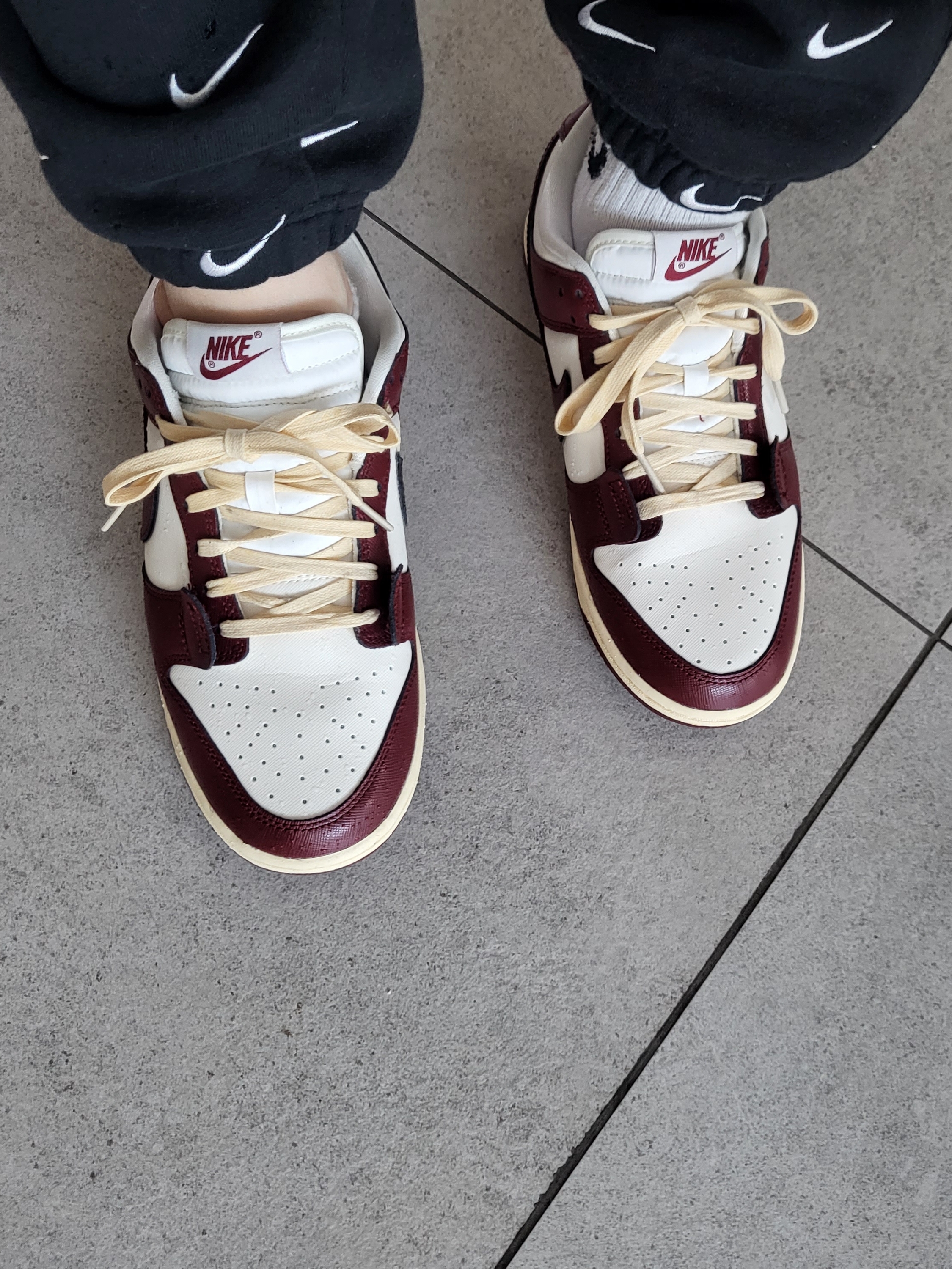 (W) Nike Dunk Low SE Pendant, Nike NRG Swoosh Logo Pants Black 착용 스타일 - 2