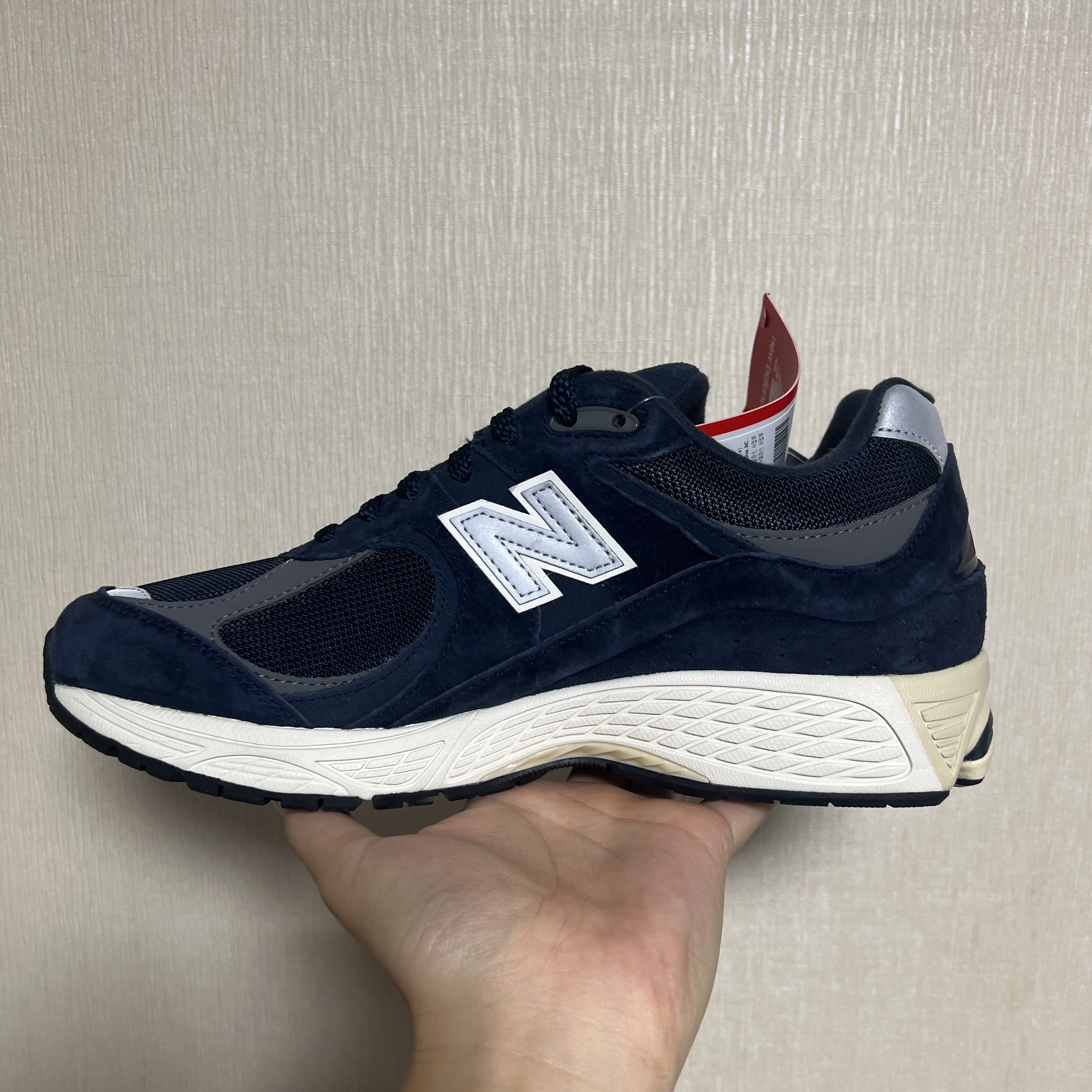 New Balance 2002R Eclipse Castlerock 착용 스타일 - 2