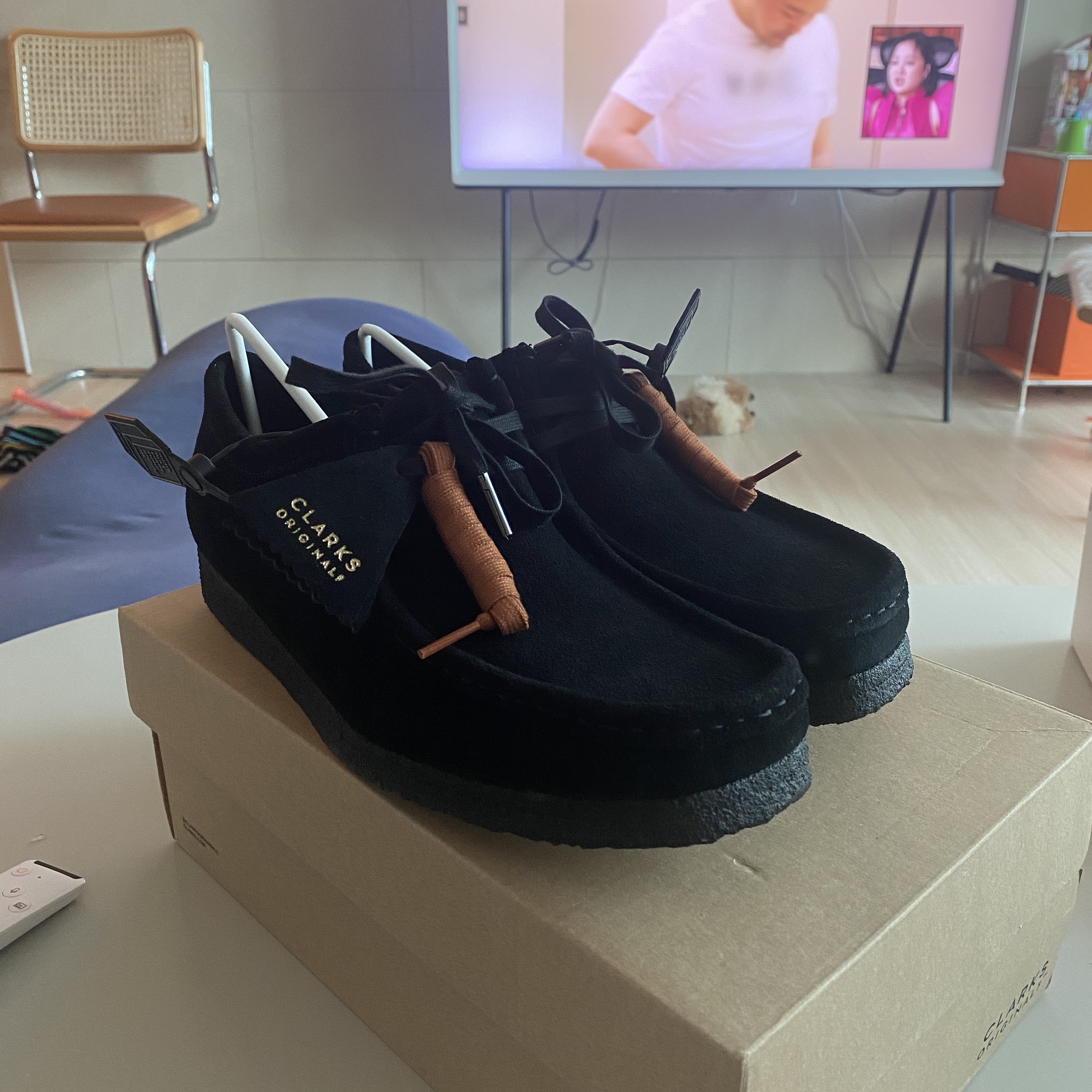Clarks Wallabee Black Suede 착용 스타일 - 3