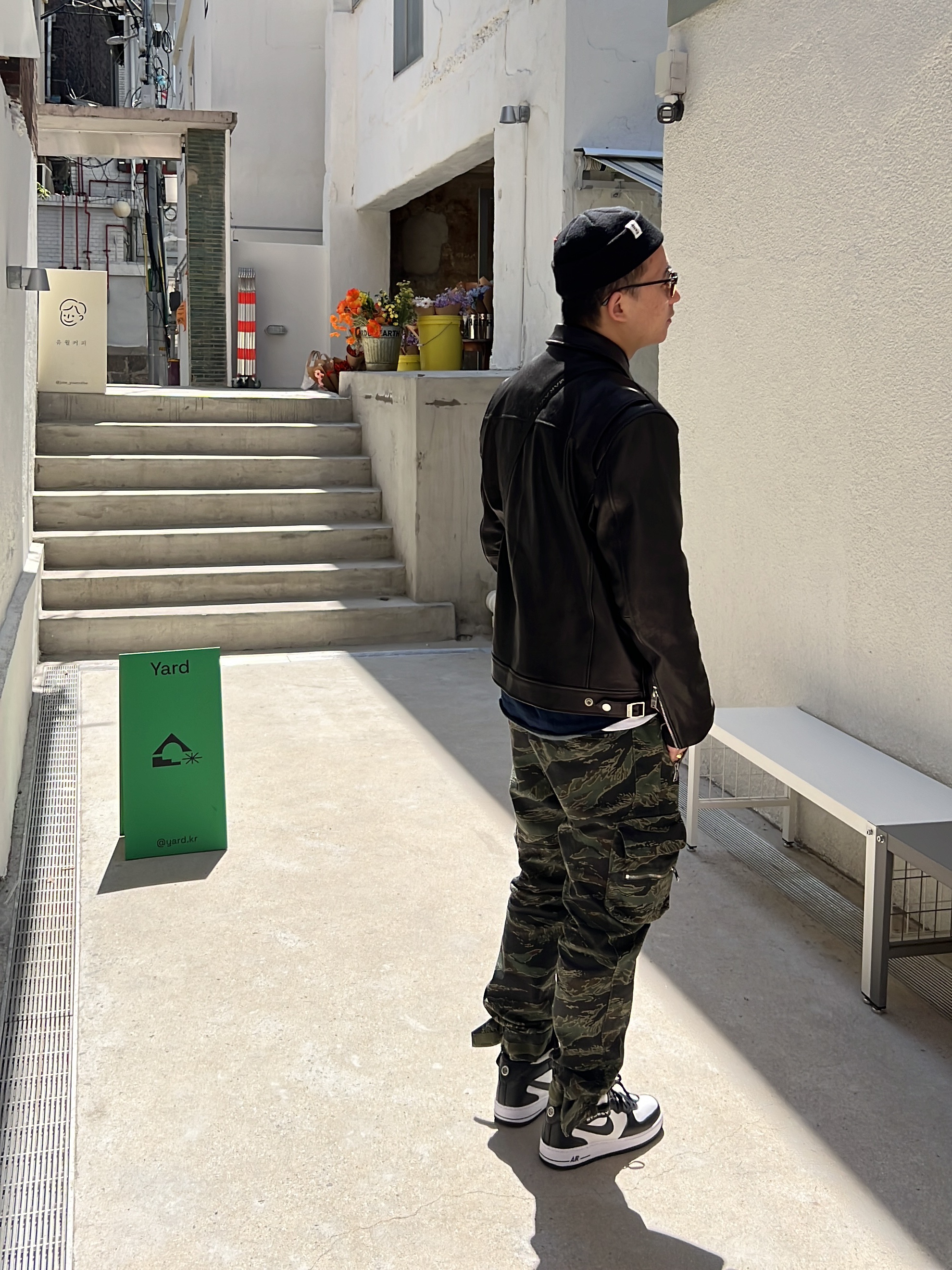 Nike x Stussy Air Force 1 '07 Mid SP Black and Light Bone 착용 스타일