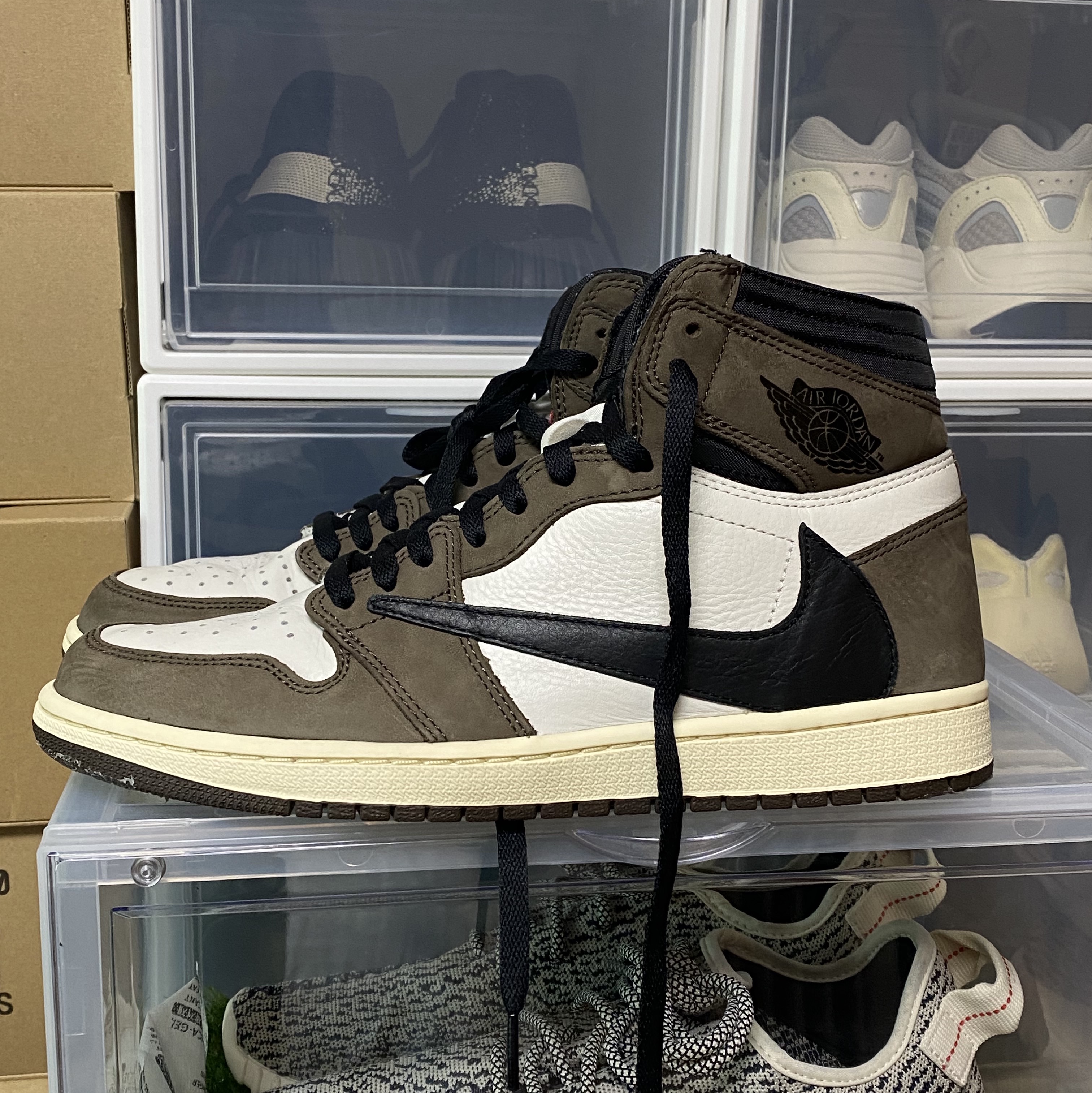 Jordan 1 x Travis Scott Retro High OG SP Mocha 착용 스타일 - 1