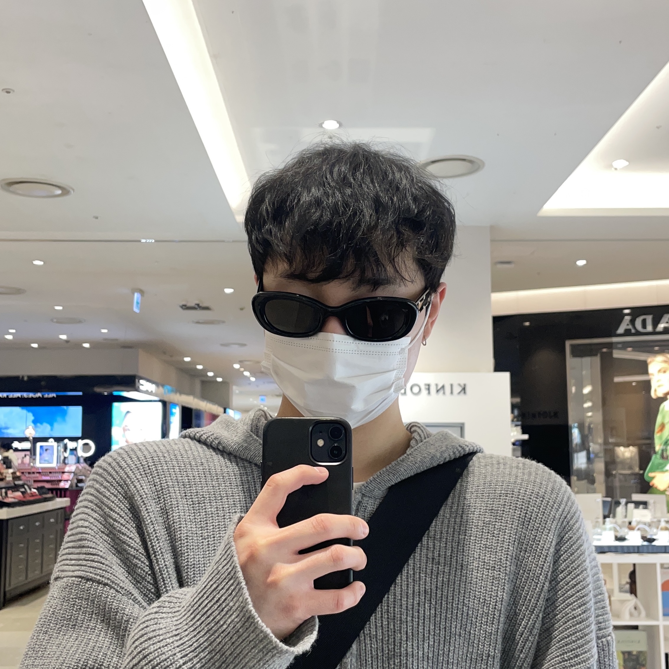 Gentle Monster x Maison Margiela MM004 Black Black 착용 스타일 - 1