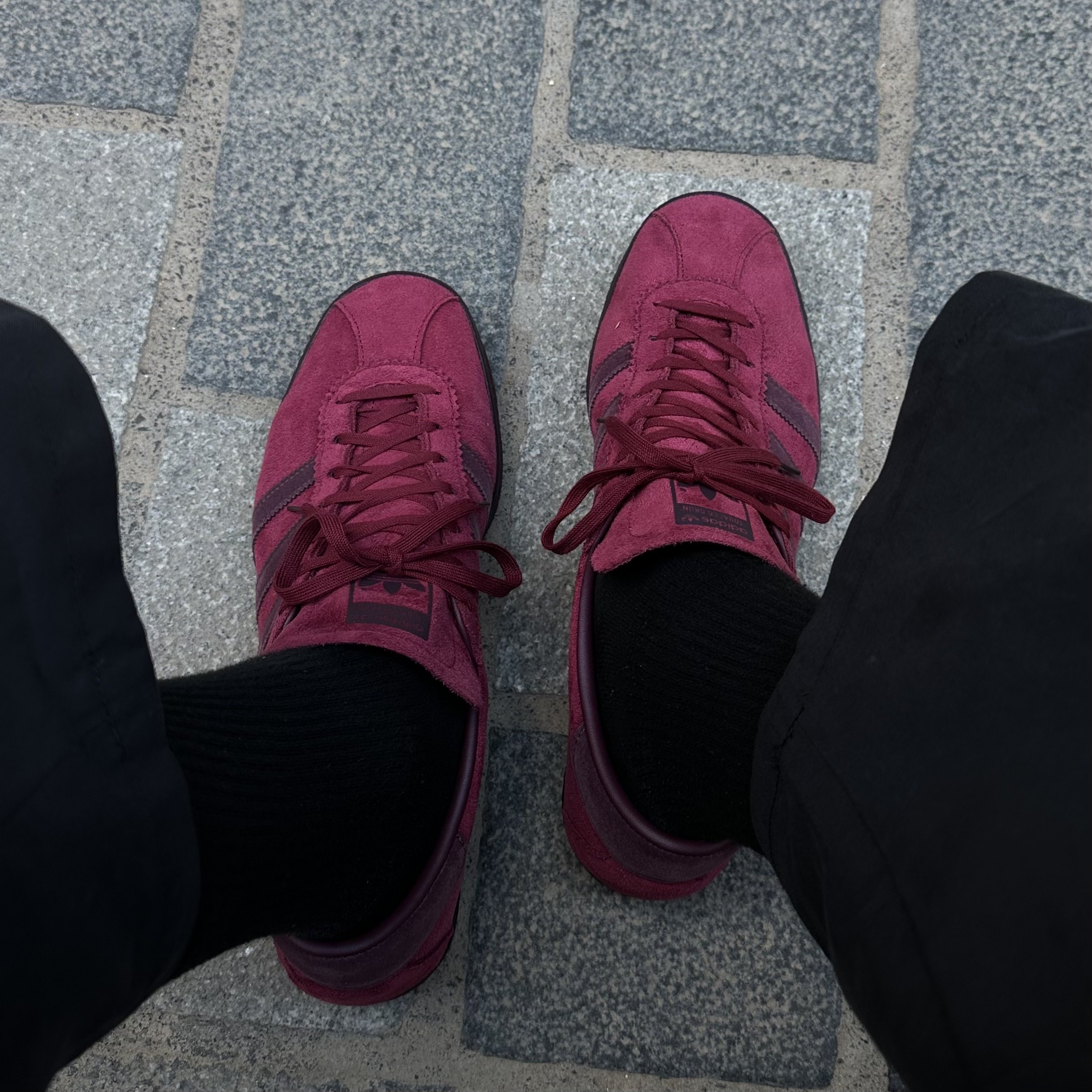 Adidas Tobacco Gruen Collegiate Burgundy 착용 스타일