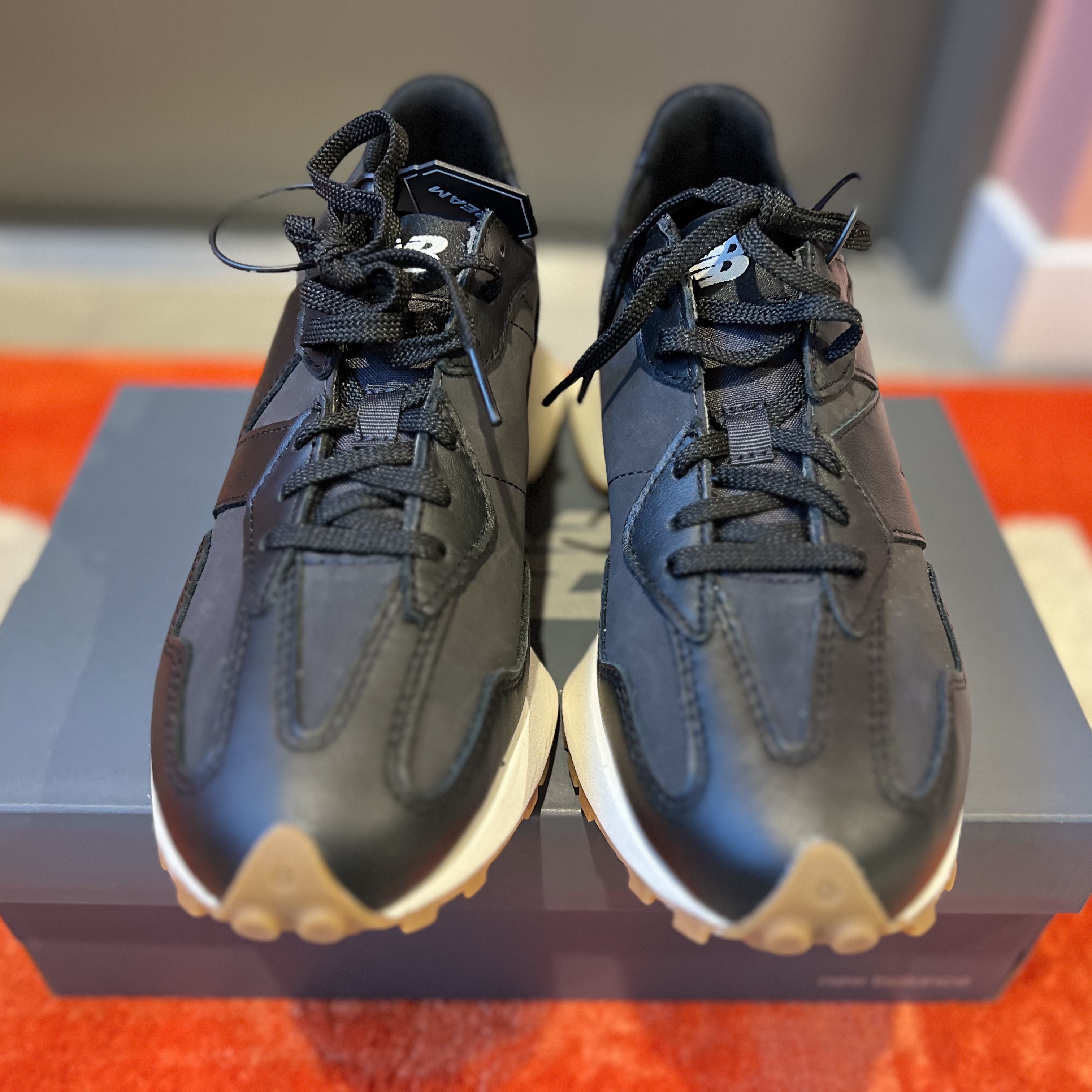 (W) New Balance 327 Black Phantom 착용 스타일 - 2