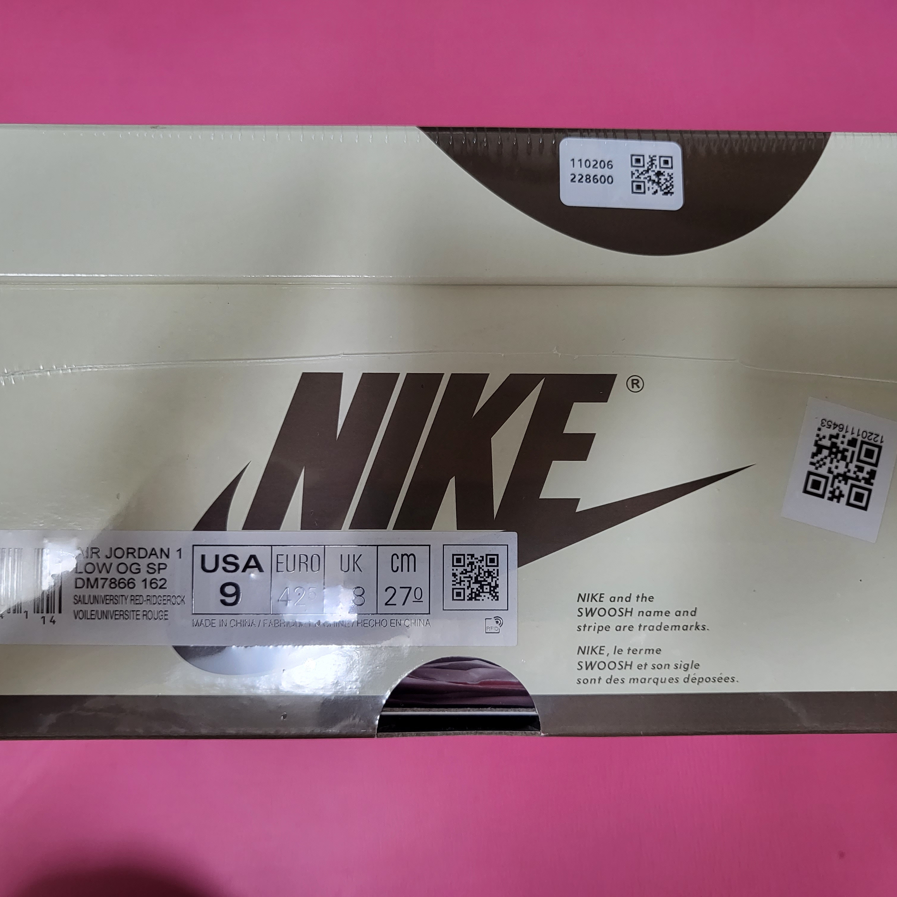 Jordan 1 x Travis Scott Retro Low OG SP Sail and Ridgerock, Jordan 1 x Travis Scott Retro Low OG SP Black Phantom 착용 스타일 - 1