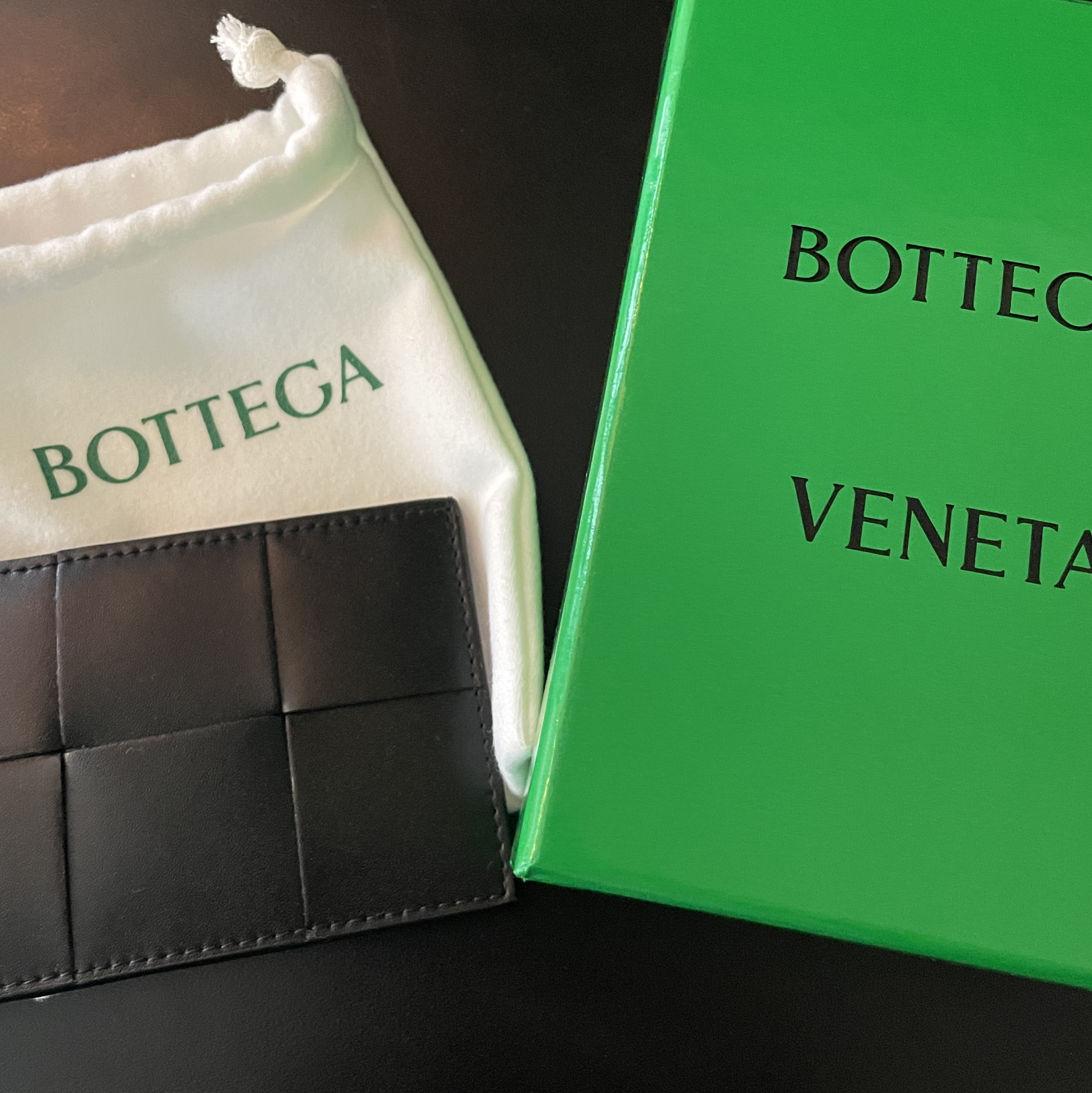 Bottega Veneta Credit Card Case Calfskin Black 착용 스타일