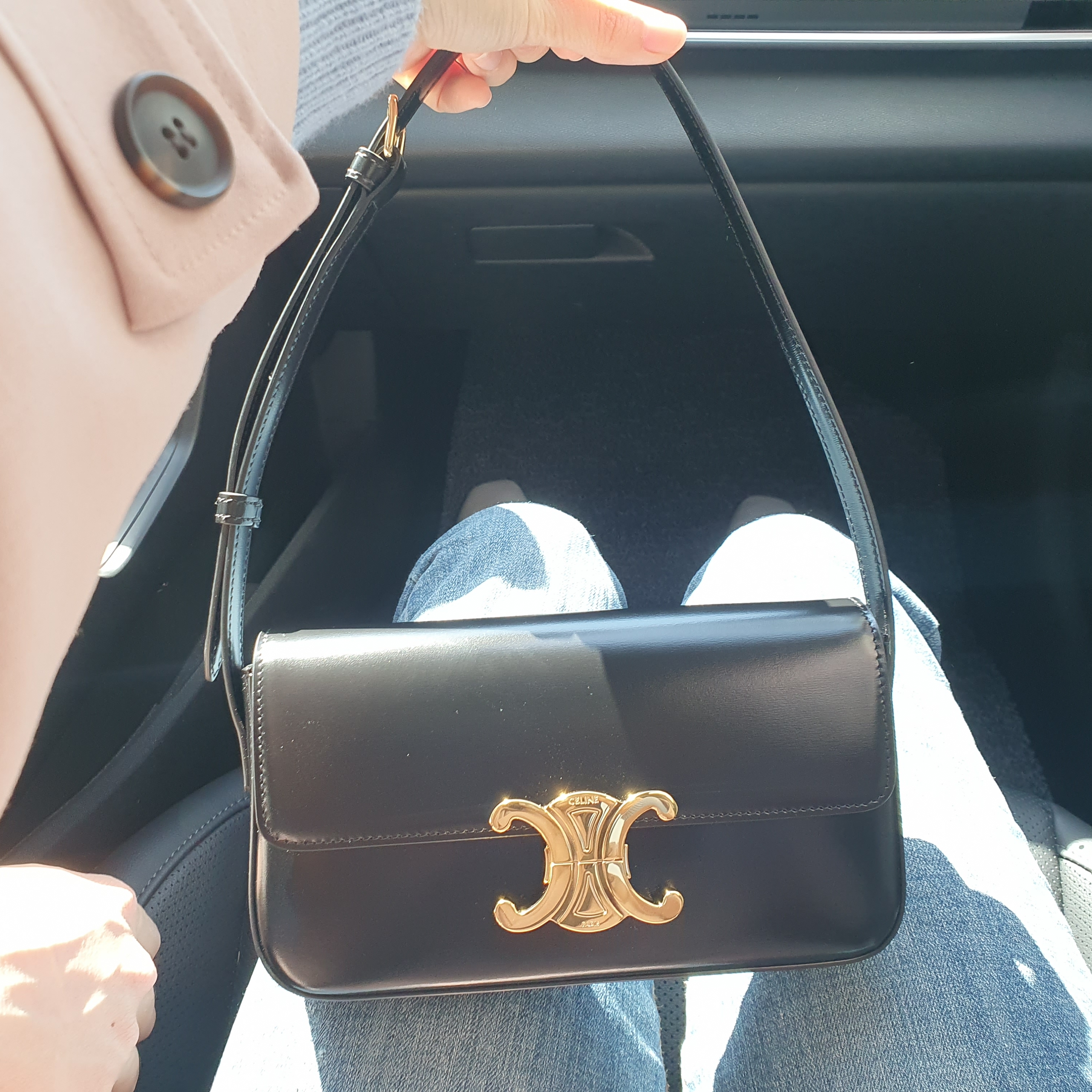 Celine Shoulder Bag Claude in Shiny Calfskin Black 착용 스타일
