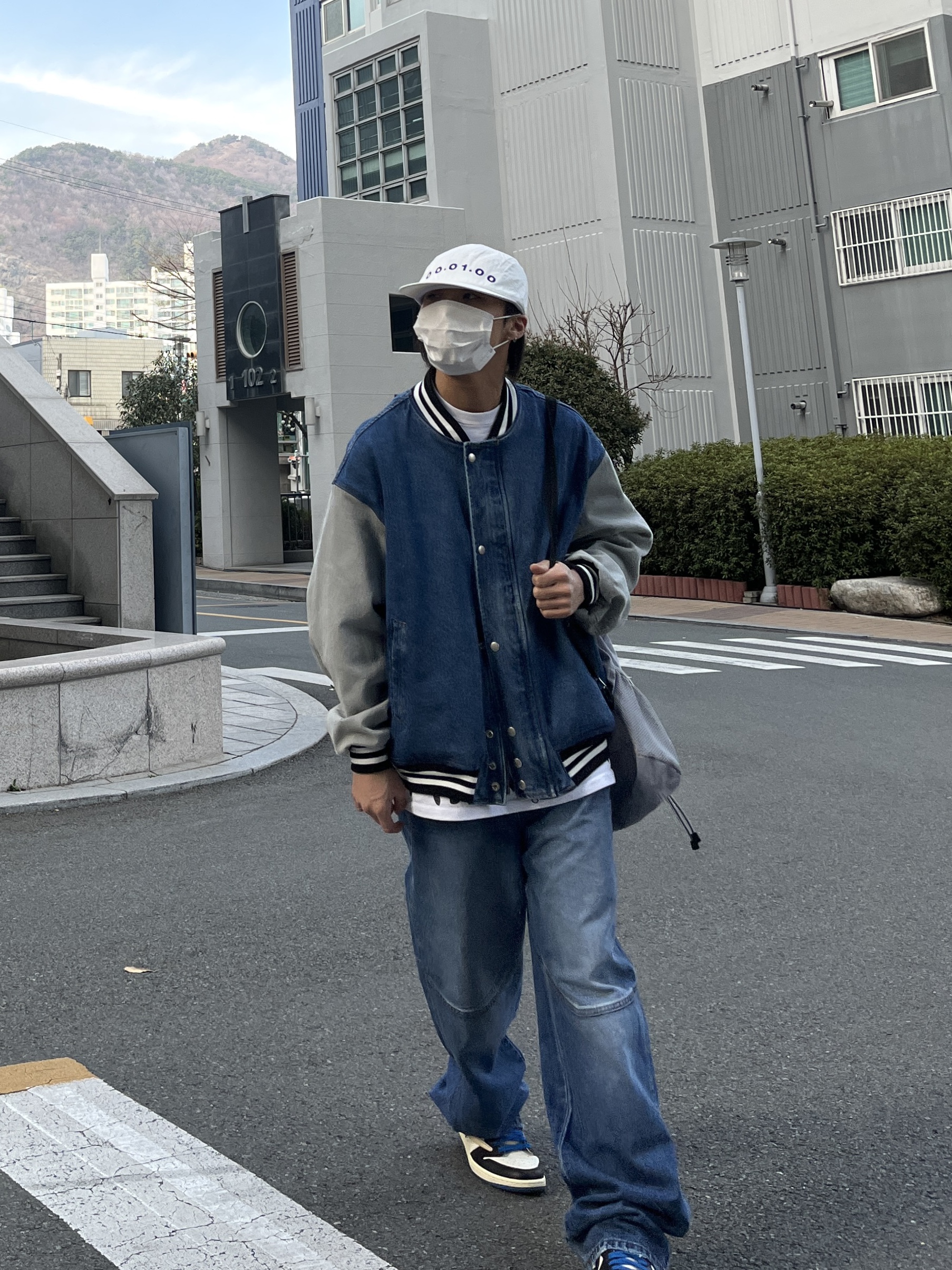 Opening Project Numbering Camp Cap Off White, Jordan 1 x Travis Scott x Fragment Retro Low OG SP Military Blue 착용 스타일 - 3
