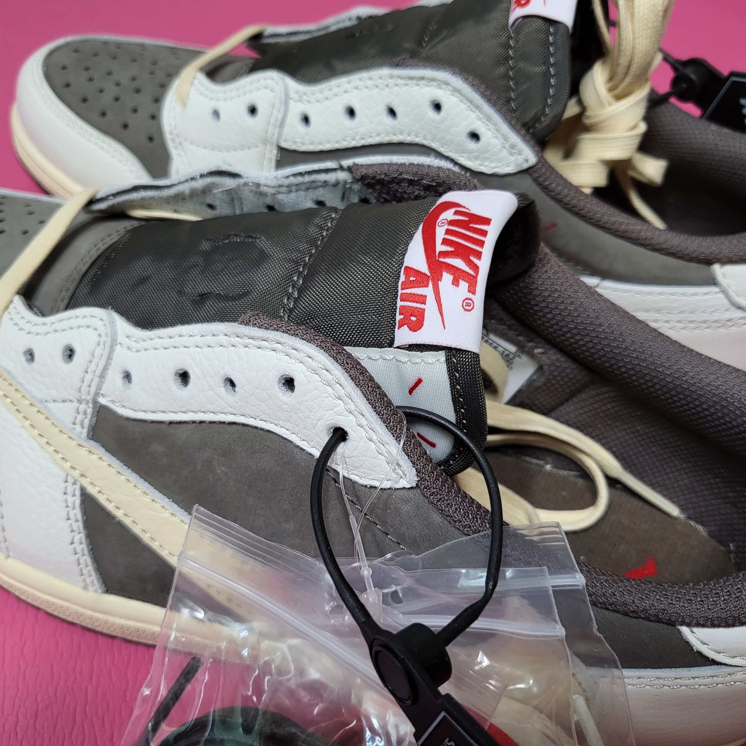 Jordan 1 x Travis Scott Retro Low OG SP Sail and Ridgerock, Jordan 1 x Travis Scott Retro Low OG SP Black Phantom 착용 스타일 - 3